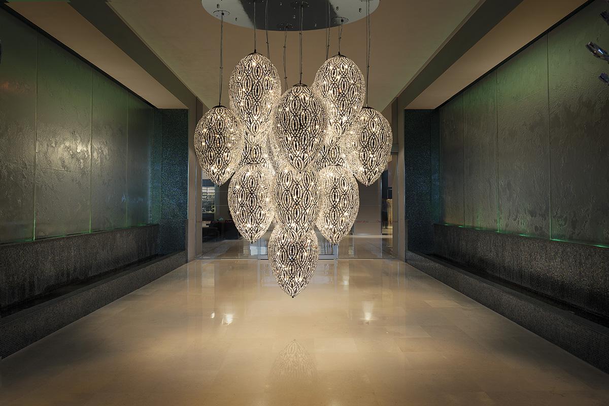 Moderne Lustre en grappe de 14 œufs, 2 lampes moyennes, finition chromée, style arabesque, Italie en vente