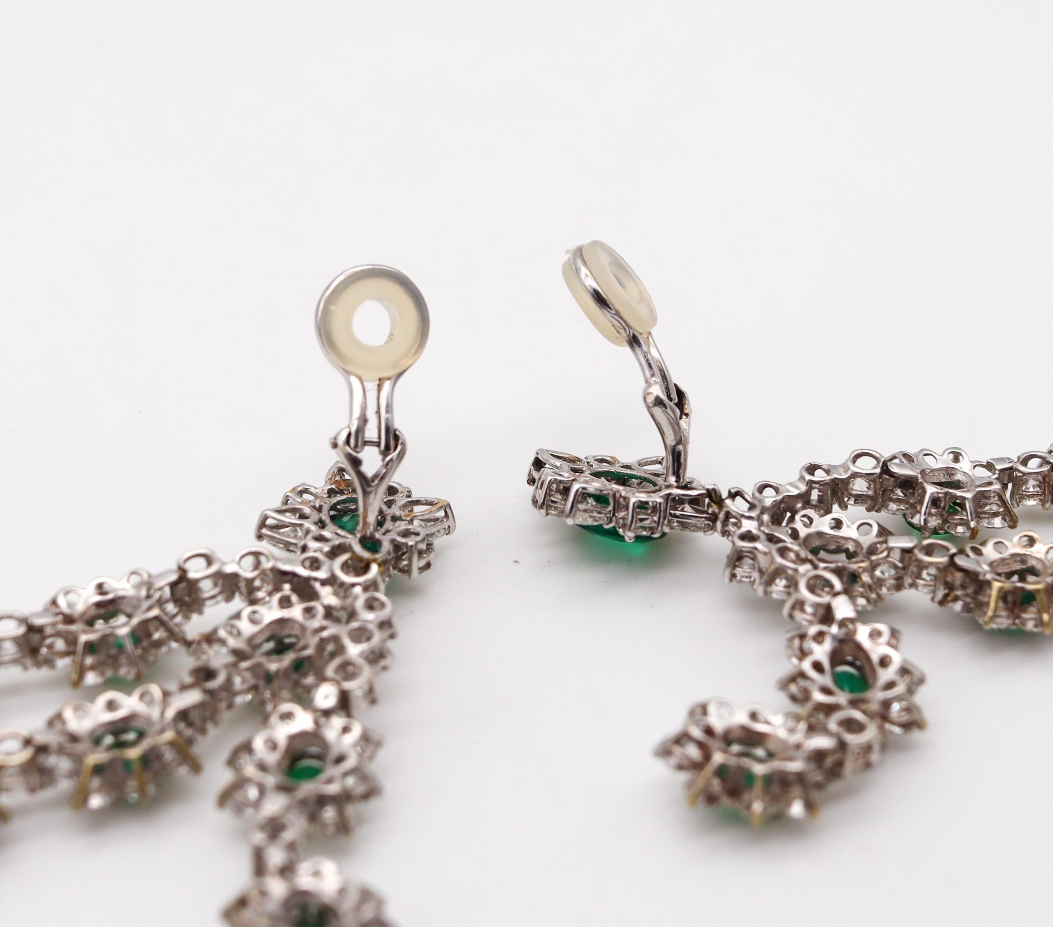 Pendants d'oreilles chandelier en or 18 carats avec grappe de diamants et émeraudes 31,72 carats Pour femmes en vente