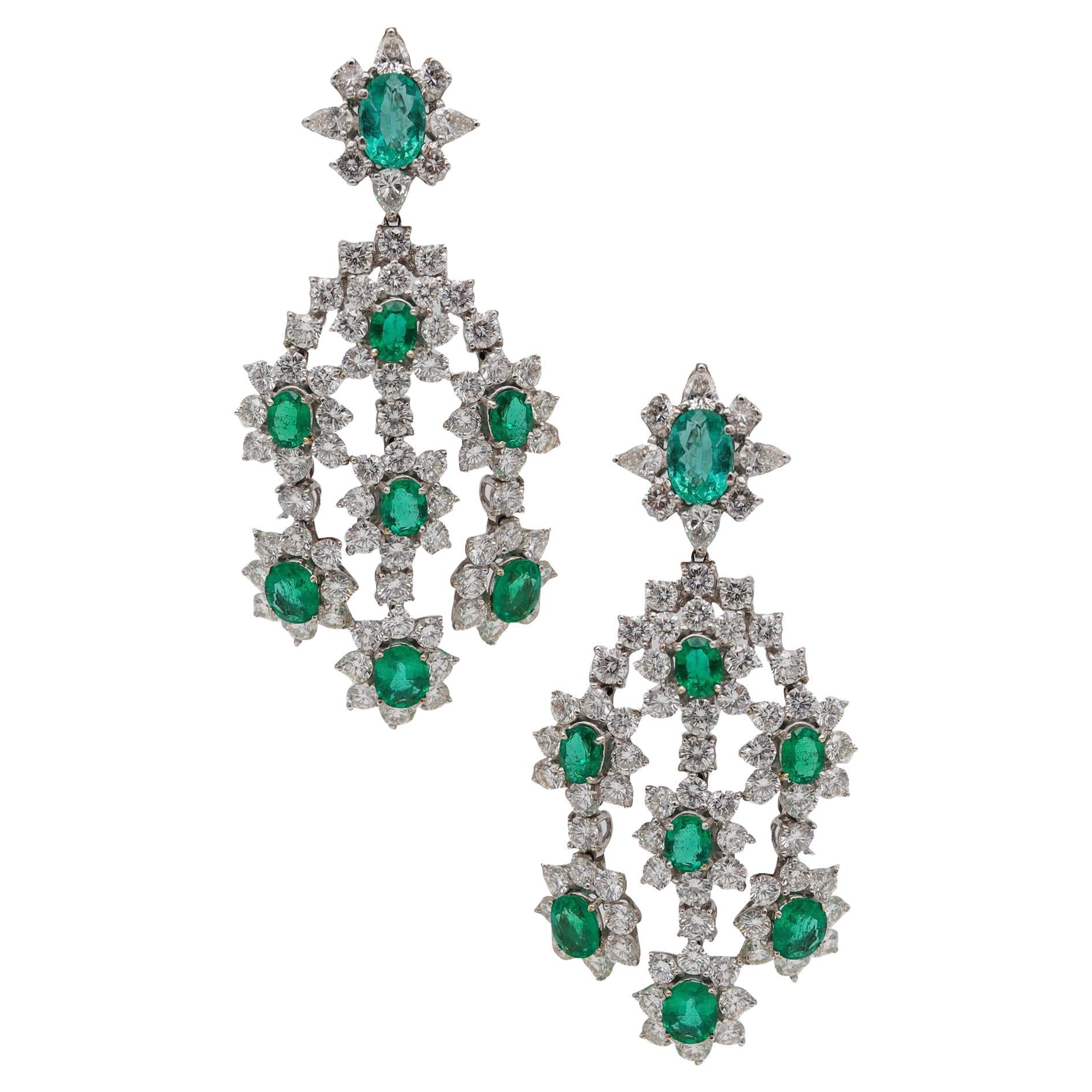 Pendants d'oreilles chandelier en or 18 carats avec grappe de diamants et émeraudes 31,72 carats