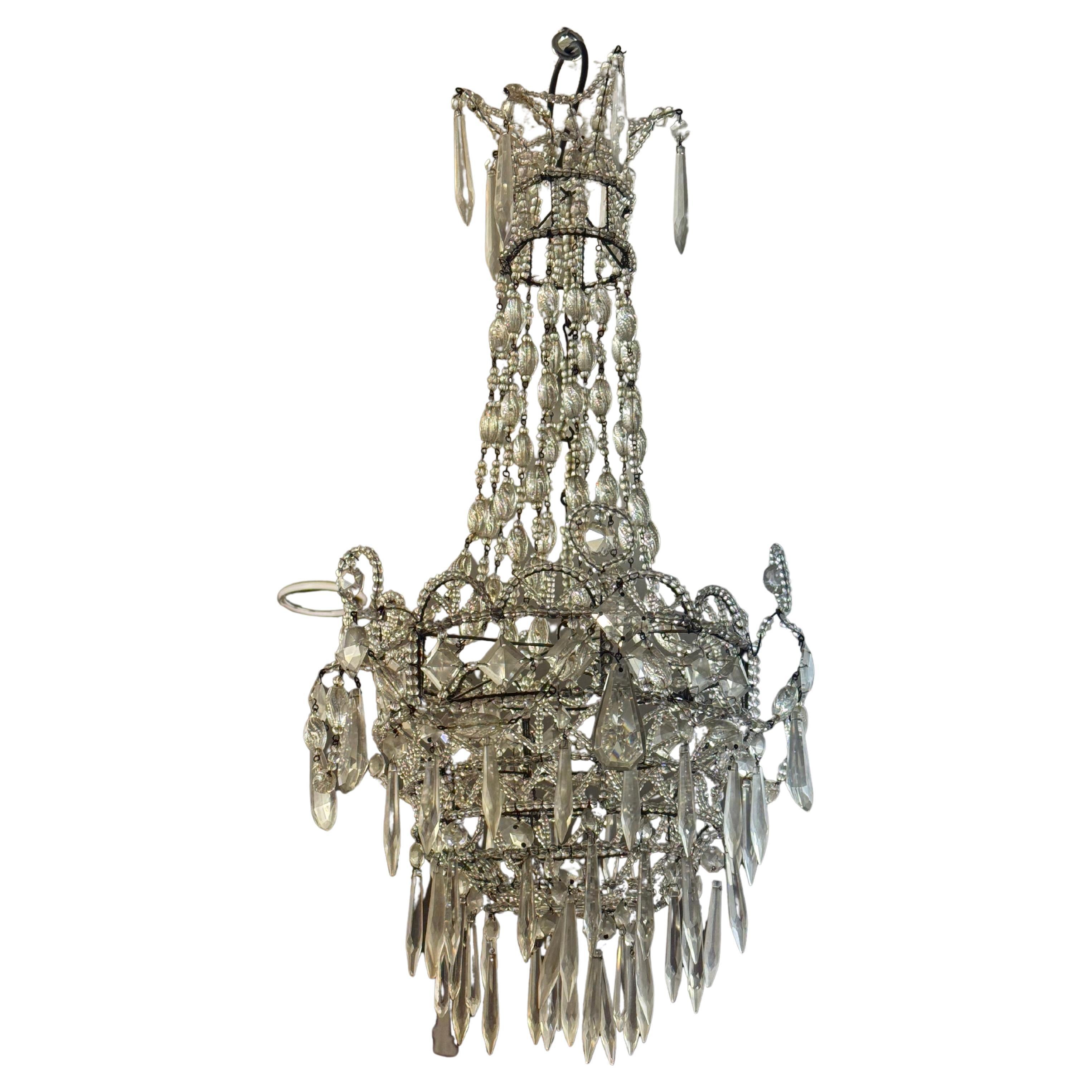 Magnifico e raro lampadario in cristallo probabilmente di Baccarat. La caratteristica unica di questo lampadario di cristallo
è che non ha luci incorporate; si appende al soffitto con un apparecchio di illuminazione già esistente. 
con la sua