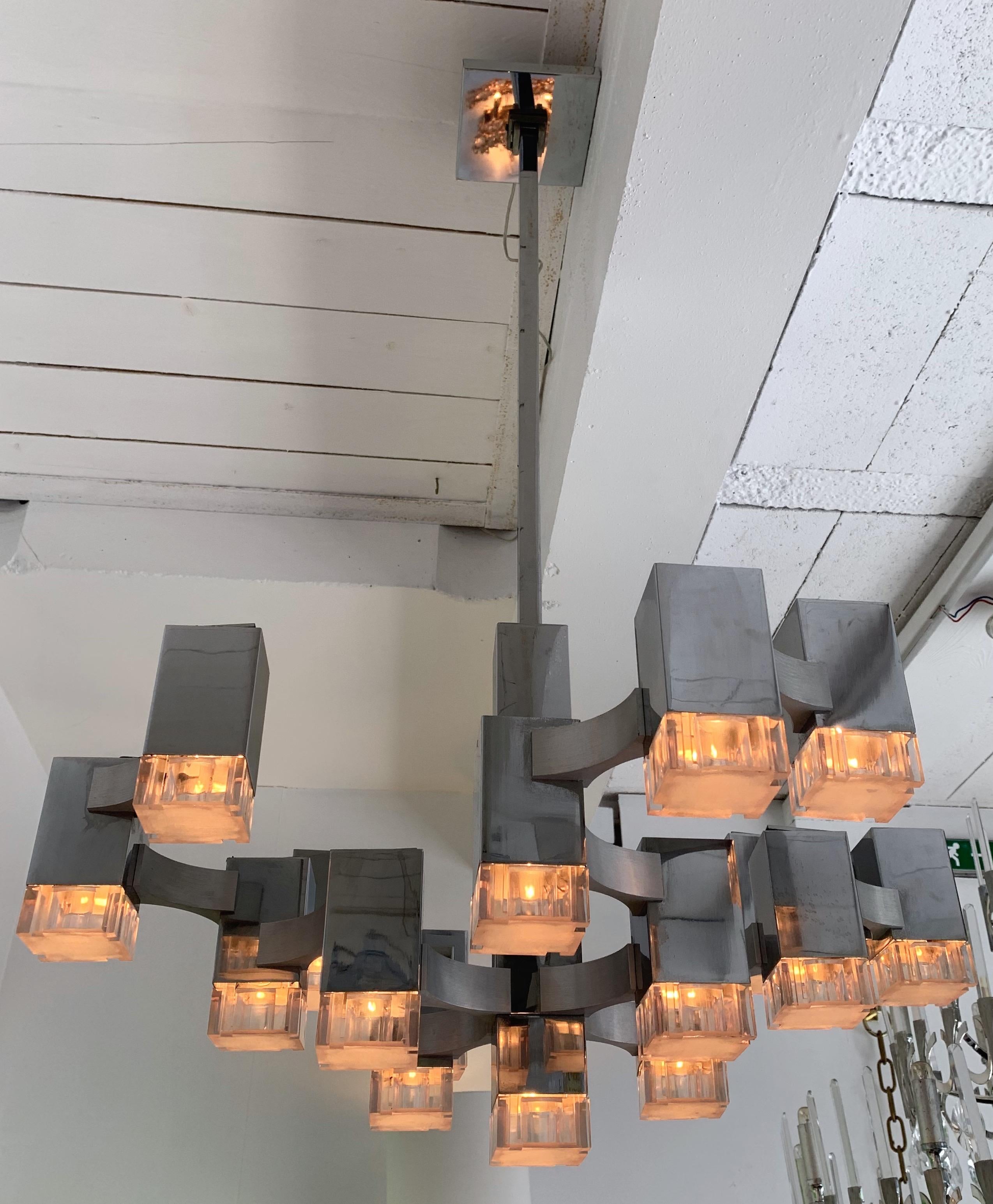 Chandelier or ceiling pendant light by the designer Gaetano Sciolari. The most iconic model of Sciolari in a seventeen lights version. Metal chrome cube and Lucite diffusor. The light depends on the bulbs used. Fully rewired. Can be adjustable in