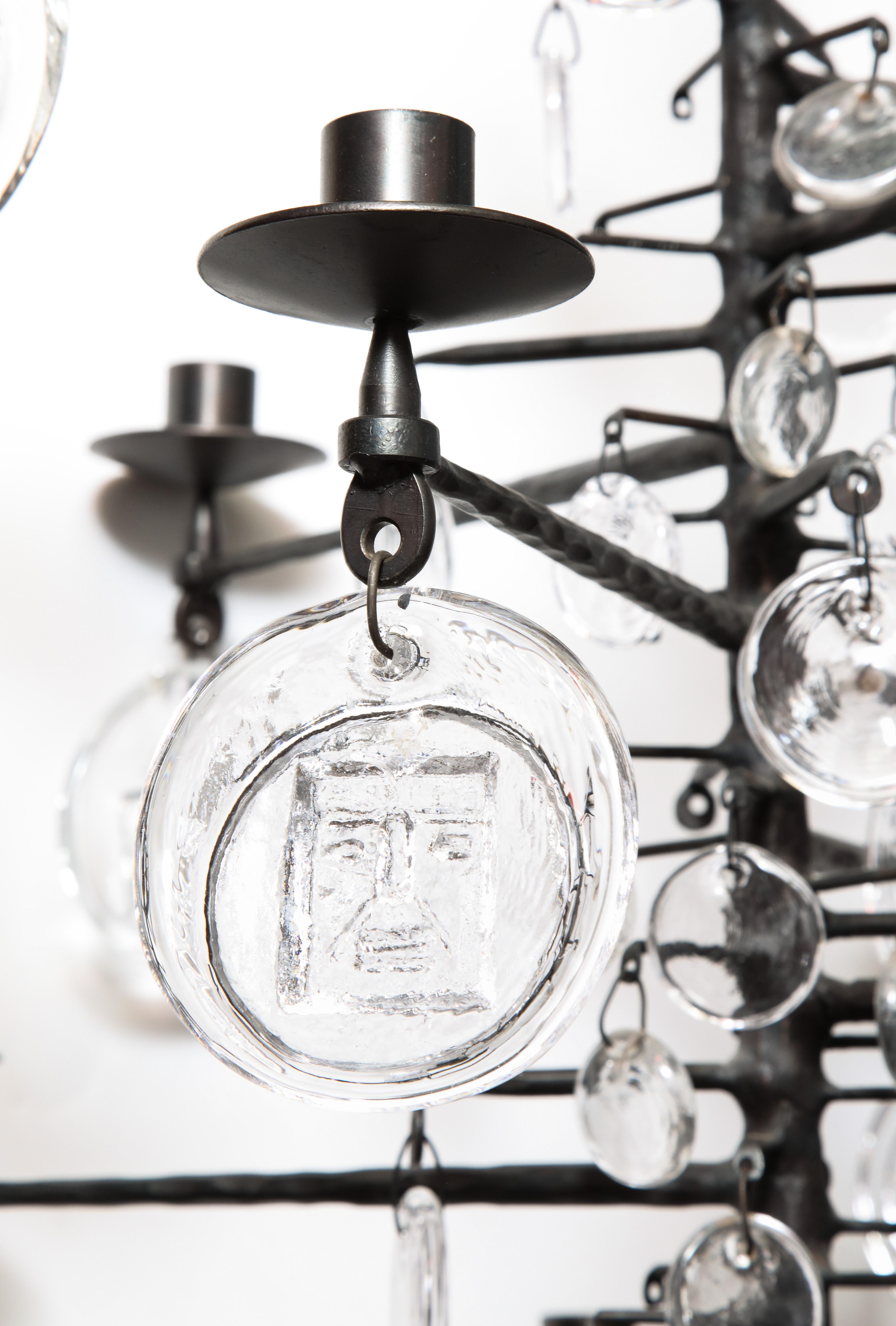 Un lustre candélabre vintage à douze branches conçu par Erik Hoglund.  Modèle 341.  Pendentifs en verre fabriqués par Boda Nova Glassworks ; cadre en fer forgé fabriqué par Axel Stromberg Ironworks.  Suède, vers 1957.

Pas de câblage pour l'instant.