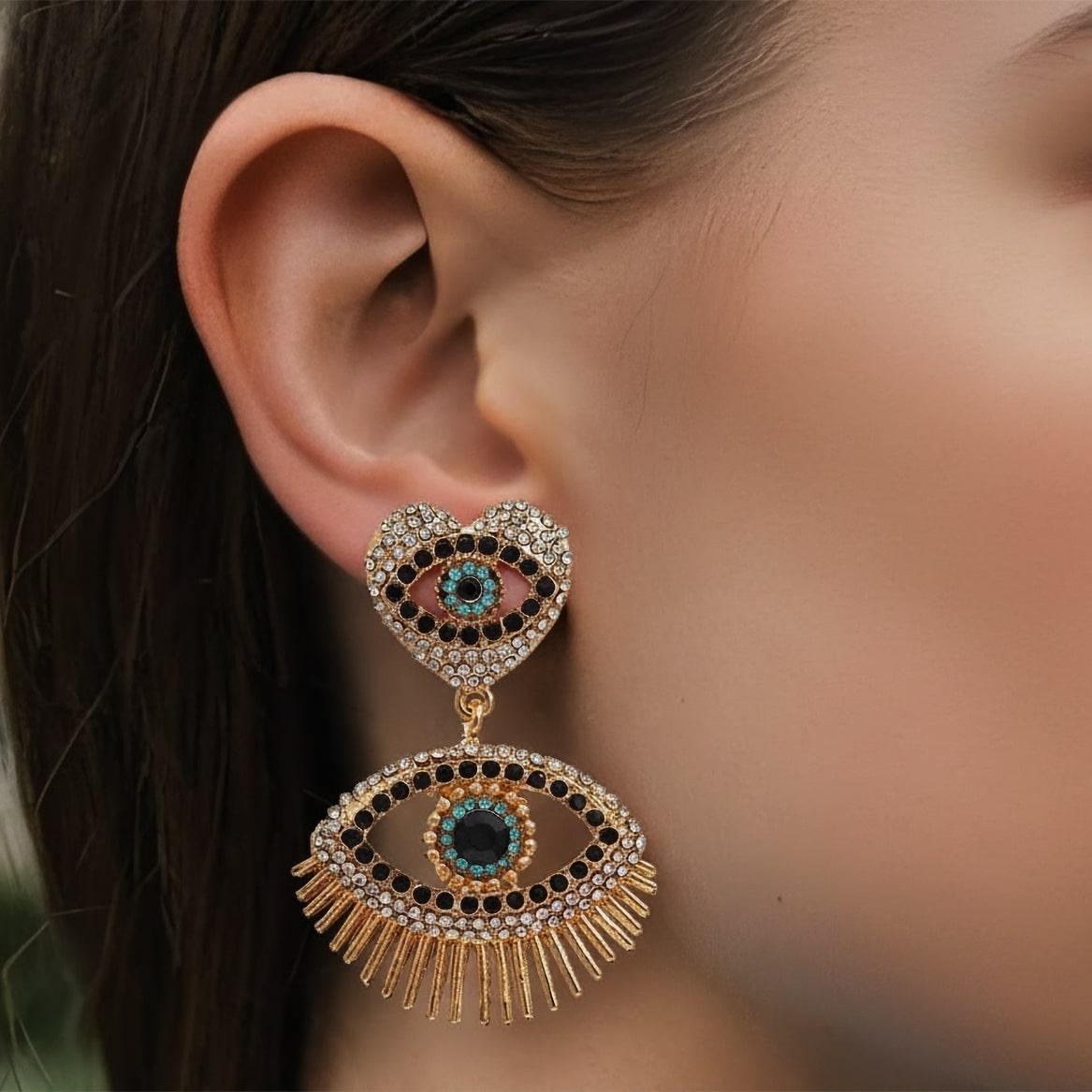 Migliora il tuo stile con un tocco di diamanti naturali in questi splendidi orecchini ad occhiello. La squisita brillantezza e il fascino senza tempo di queste gemme conferiscono agli orecchini a forma di malocchio una bellezza e un'intensità