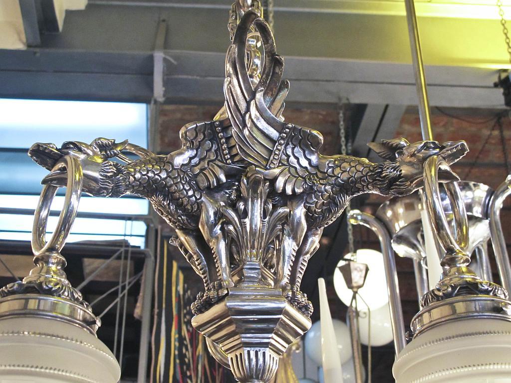 Lampada a sospensione Secessione di Vienna

Materiale: bronzo argentato e vetro
Stile: Secessione viennese
Paese: Vienna
Se stai cercando delle applique da abbinare alla tua illuminazione a soffitto, abbiamo quello che fa per te.
Per prendersi cura