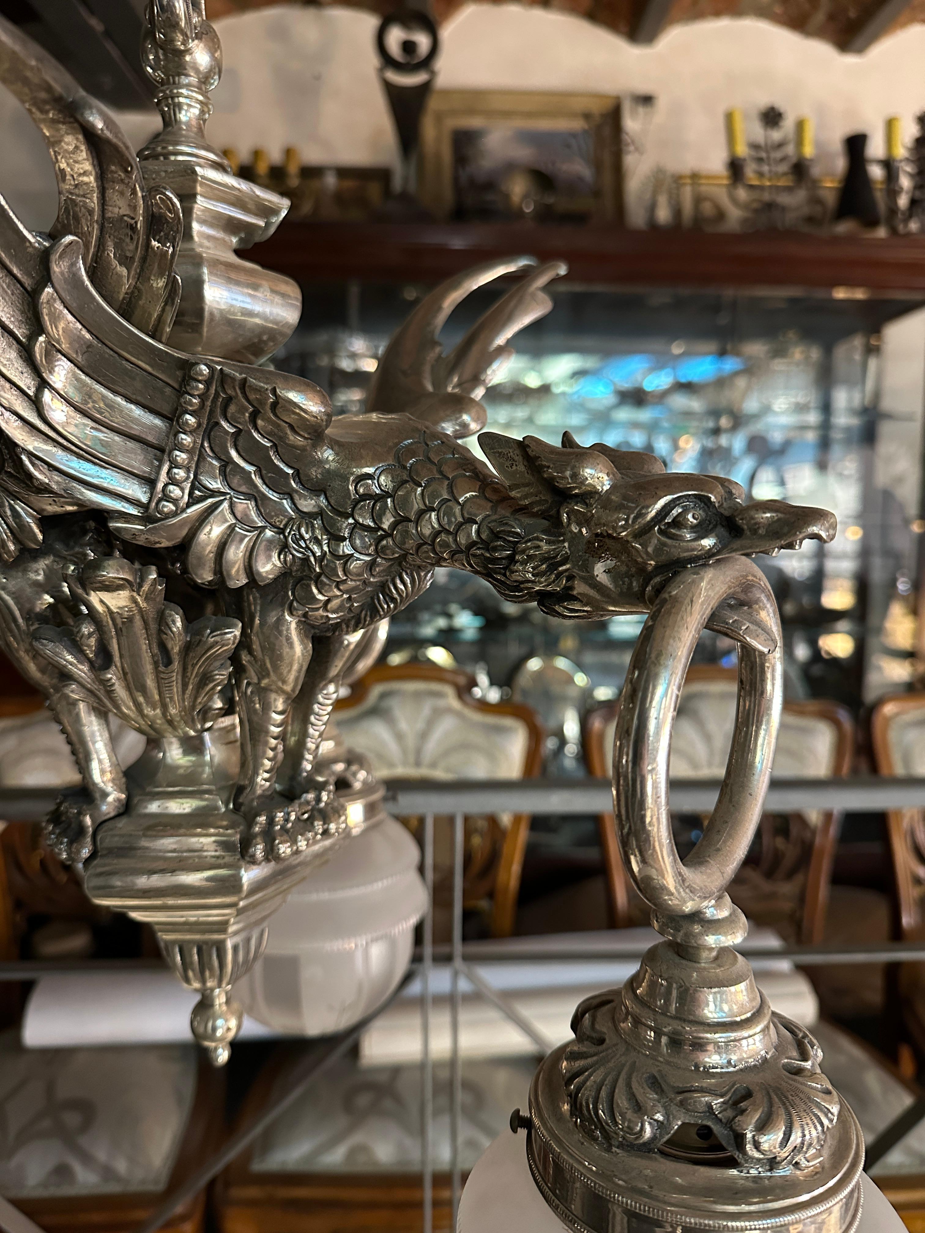 Inizio XX secolo Lampadario Dragoni, Secessione Viennese, 1900, bronzo placcato argento in vendita