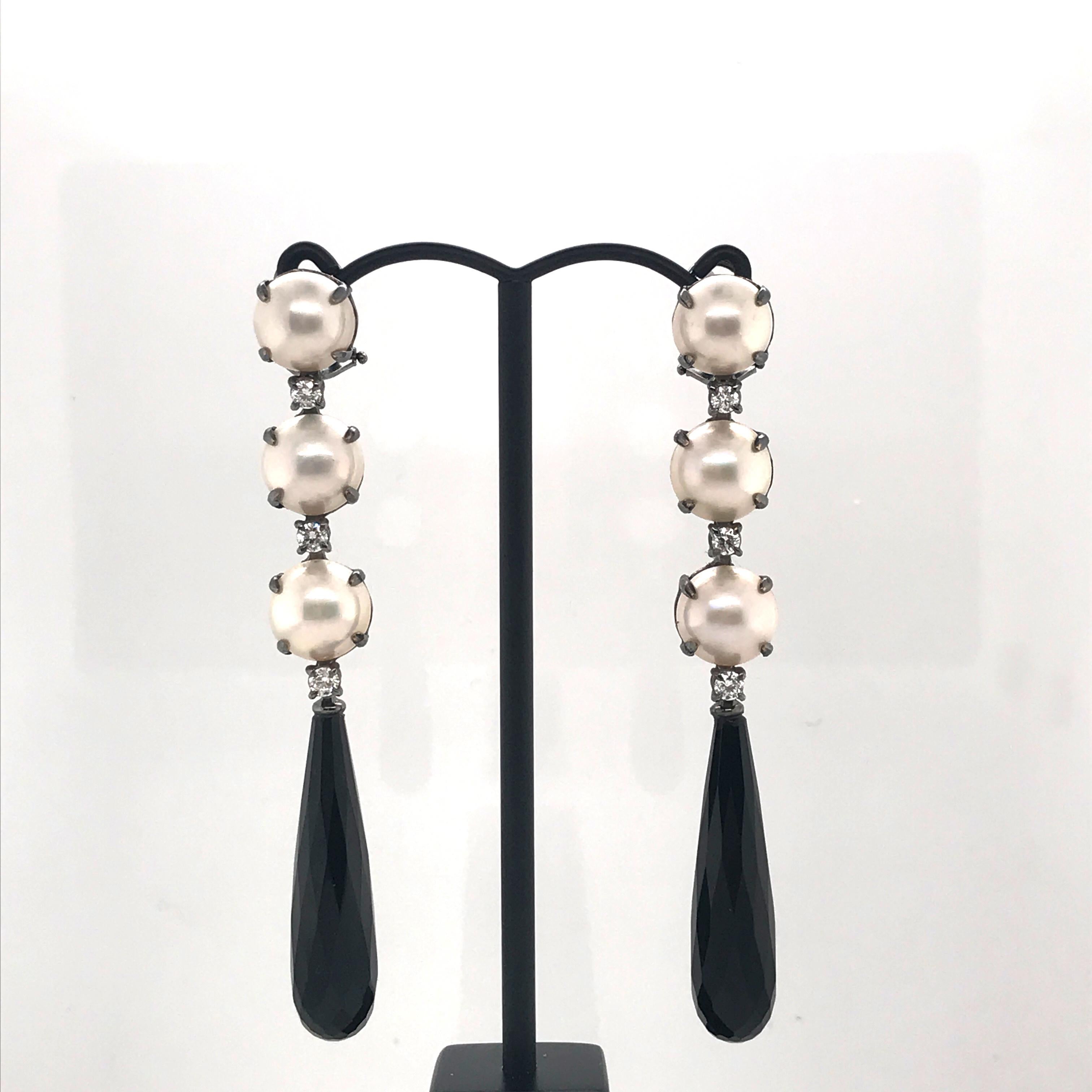 At the top of these earrings are three magnificent South Sea pearls, mabe pearls that evoke the mysteries and purity of the ocean. Their natural brilliance and generous size add a touch of grace and sophistication to this unique piece.

Accentuating
