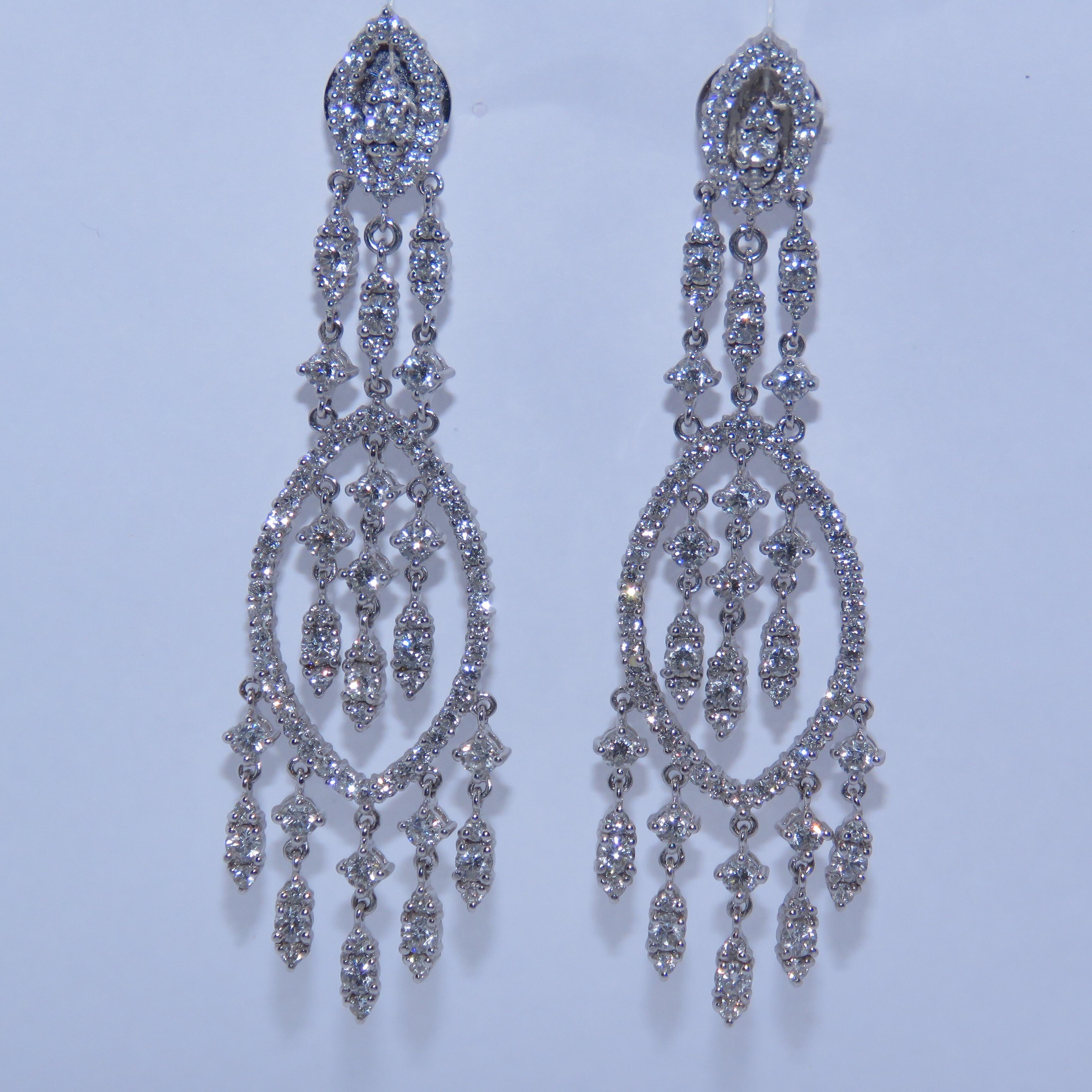 Boucles d'oreilles chandelier en diamant serties en or blanc 18Kt
Diamants 4.73 ct
