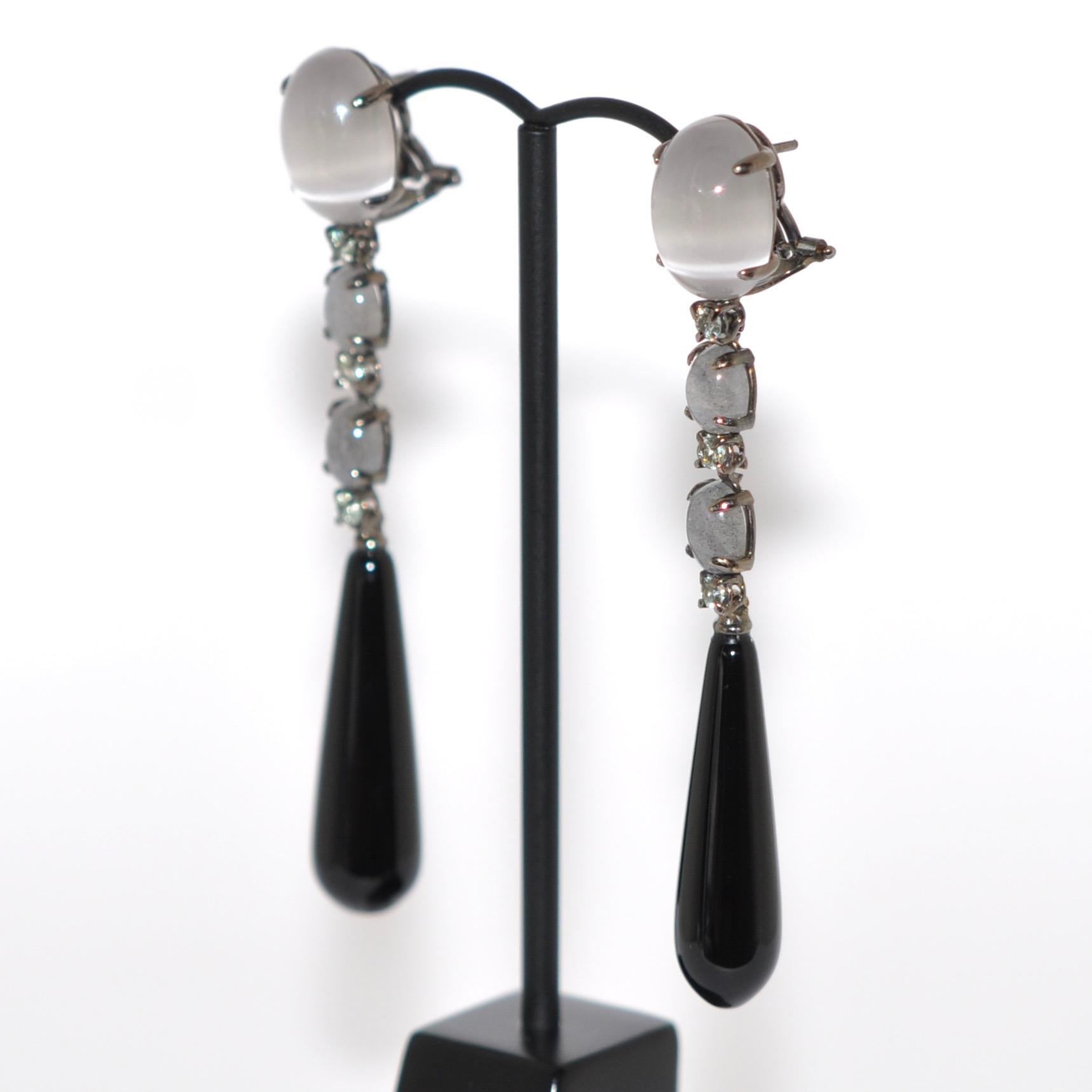 Discover these magnificent chandelier earrings in Agate, Labradorite and white Diamonds on an exquisite 18-carat black gold backing. These refined jewels embody elegance and opulence, with materials carefully selected for their beauty and