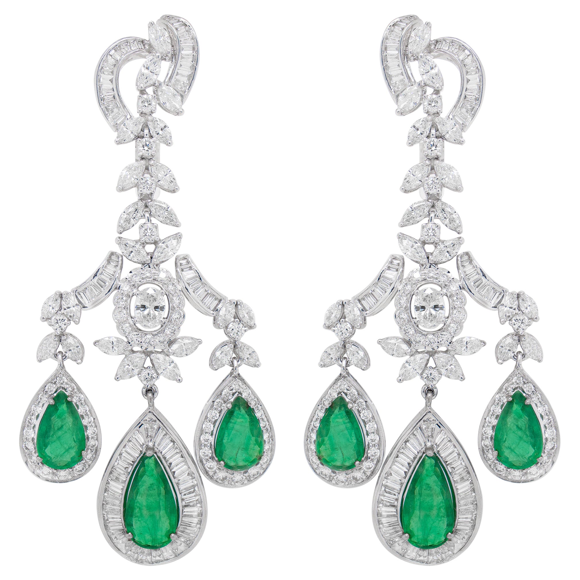 Importantes boucles d'oreilles chandelier en or 18 carats, émeraudes et diamants 17,89 carats