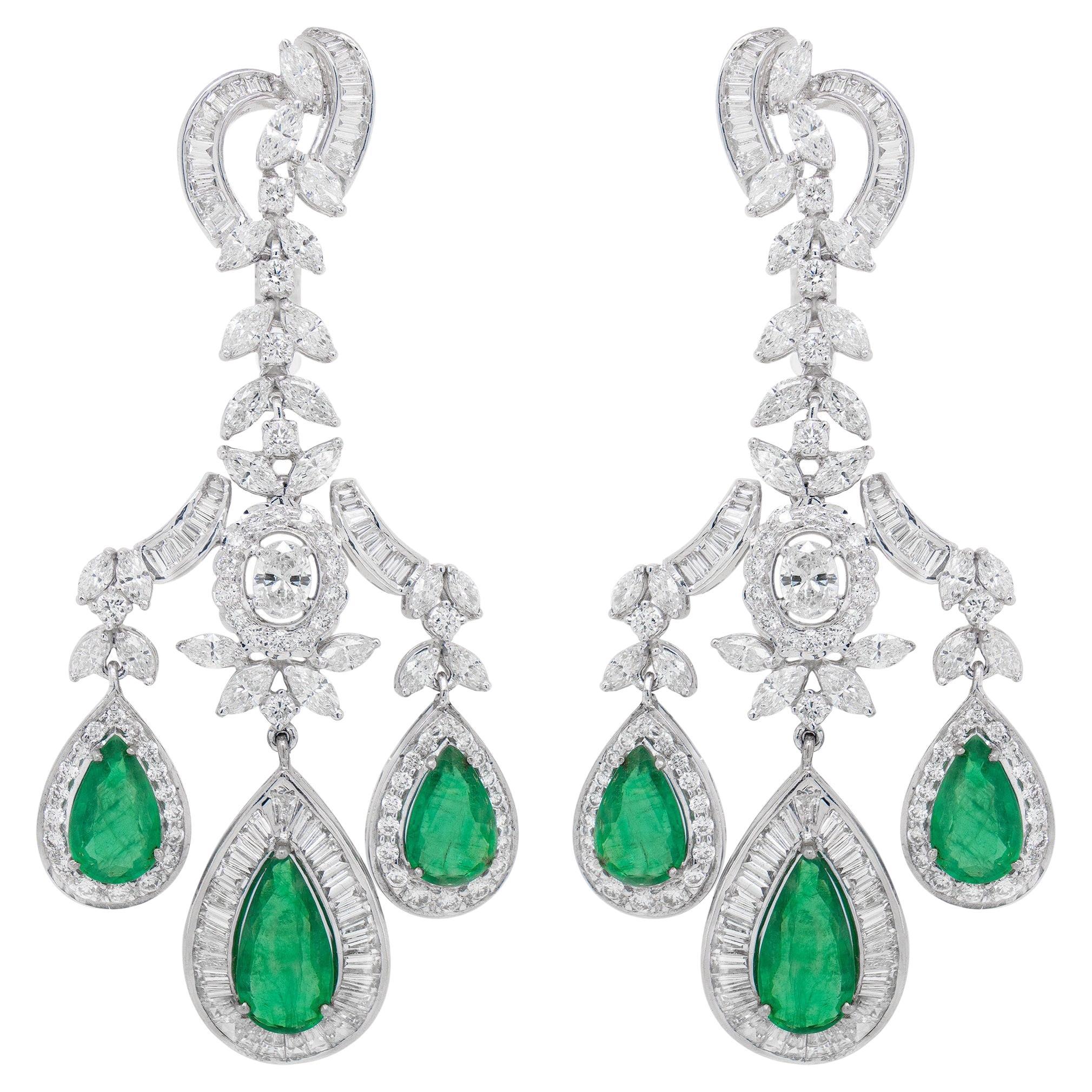 Important Emerald and Diamond Chandelier Earrings 17.89 Carats 18K Gold For Sale