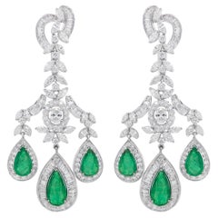 Importantes boucles d'oreilles chandelier en or 18 carats, émeraudes et diamants 17,89 carats