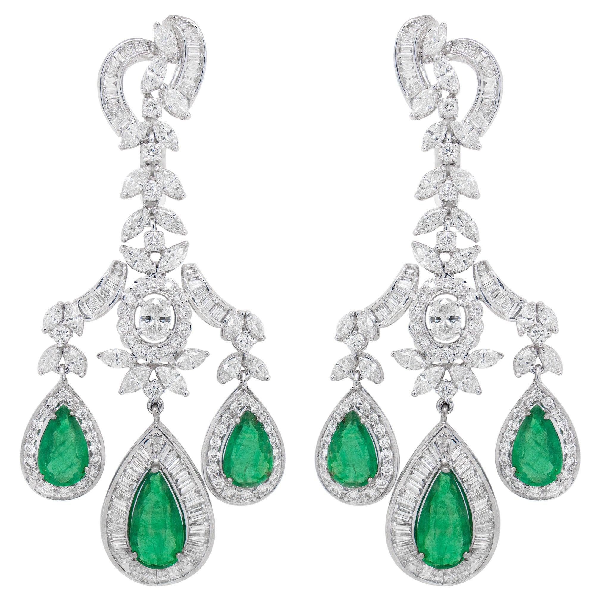 Important Emerald and Diamond Chandelier Earrings 17.89 Carats 18K Gold For Sale