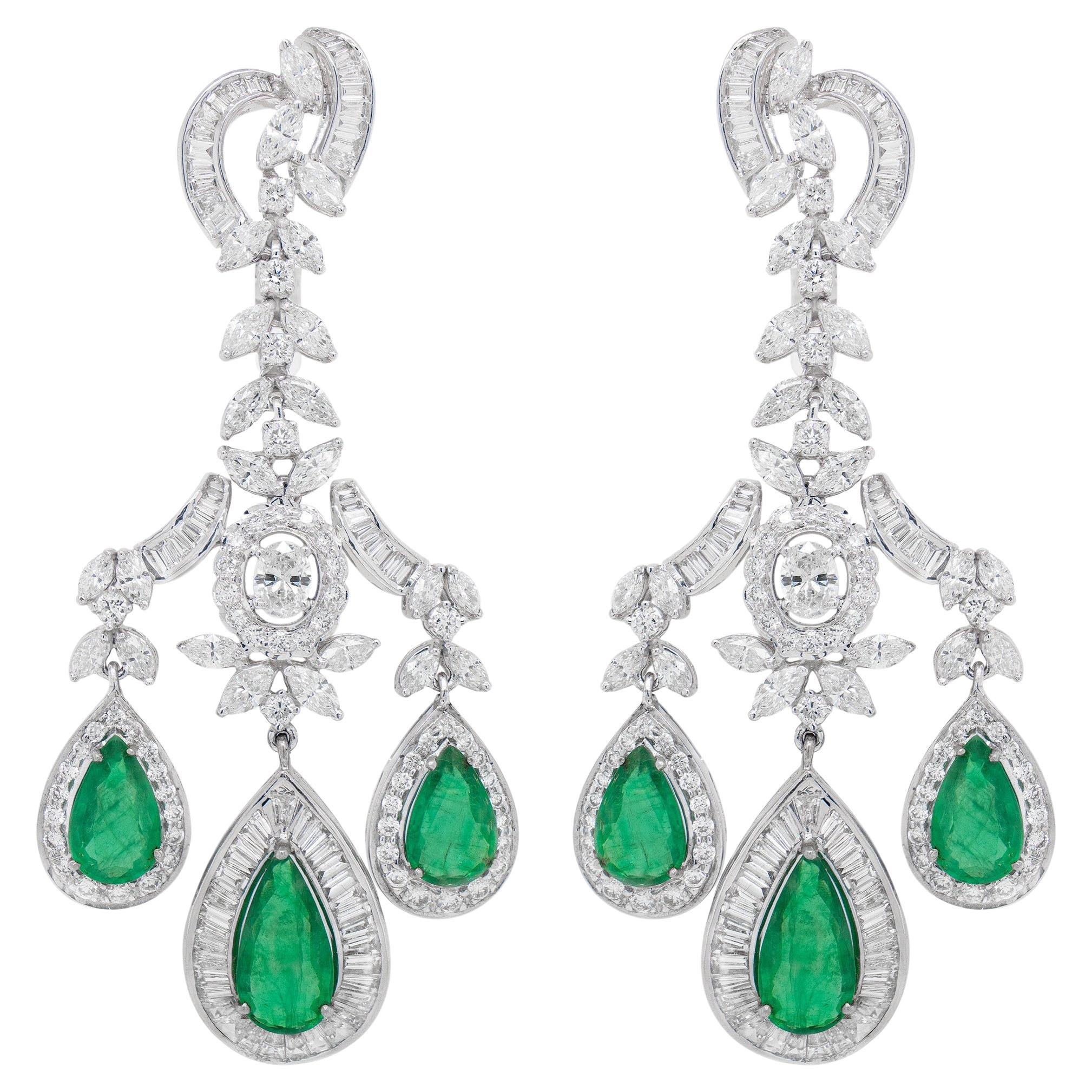 Important Emerald and Diamond Chandelier Earrings 17.89 Carats 18K Gold For Sale