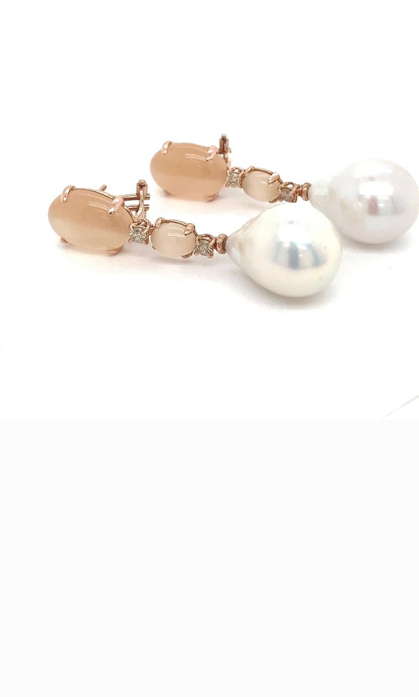 Discover these sumptuous chandelier earrings from the French collection of Mesure et Art du Temps, adorned with hydro peachmoons, cognac diamonds and freshwater pearls. These earrings are a truly exceptional piece of jewelry, combining elegance,