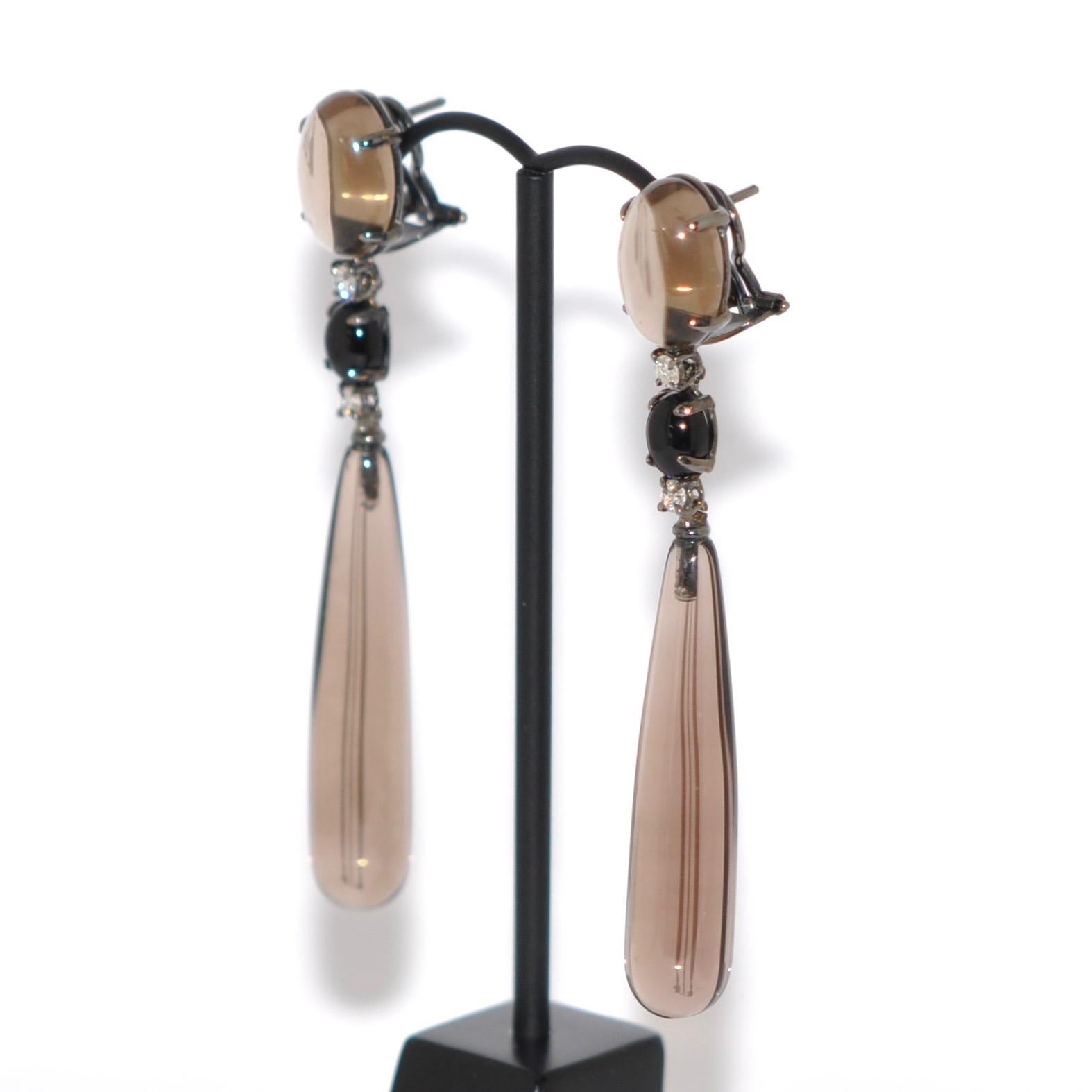 Magnificent chandelier earrings in 18-carat black gold, adorned with smoky quartz, agate and white diamonds. These exquisite earrings combine the elegance of deep black gold with the natural beauty of gemstones.

Smoky quartz, with its warm, smoky