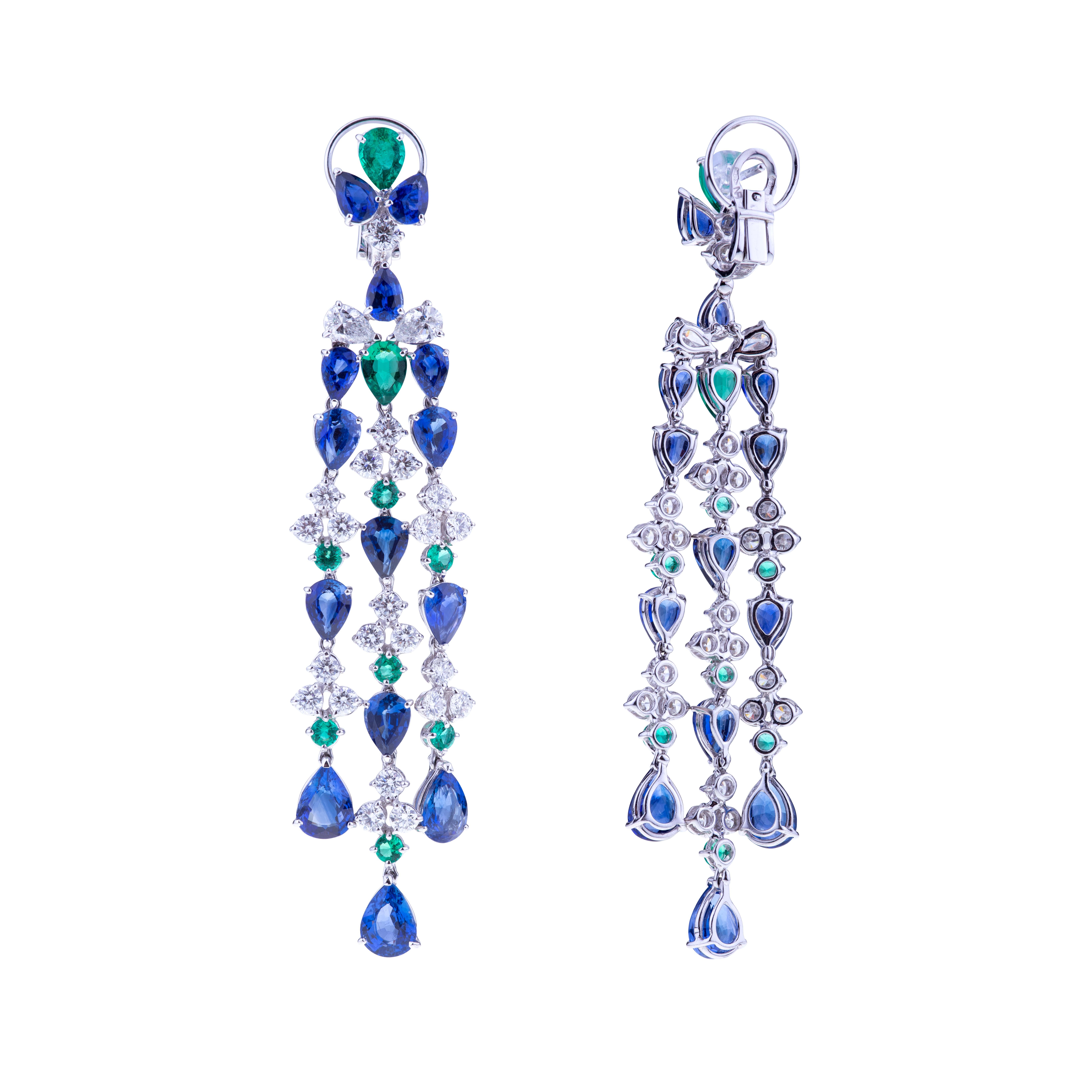 Kronleuchter-Ohrringe mit blauen Saphiren, Smaragden und Diamanten mit Weißgold. 
Die Steine sind in einem Kronleuchter-Ohrring mit drei Fäden aus Saphiren, Smaragden und Diamanten gefasst. Die Saphire wiegen insgesamt 22,12 Karat, gefasst in