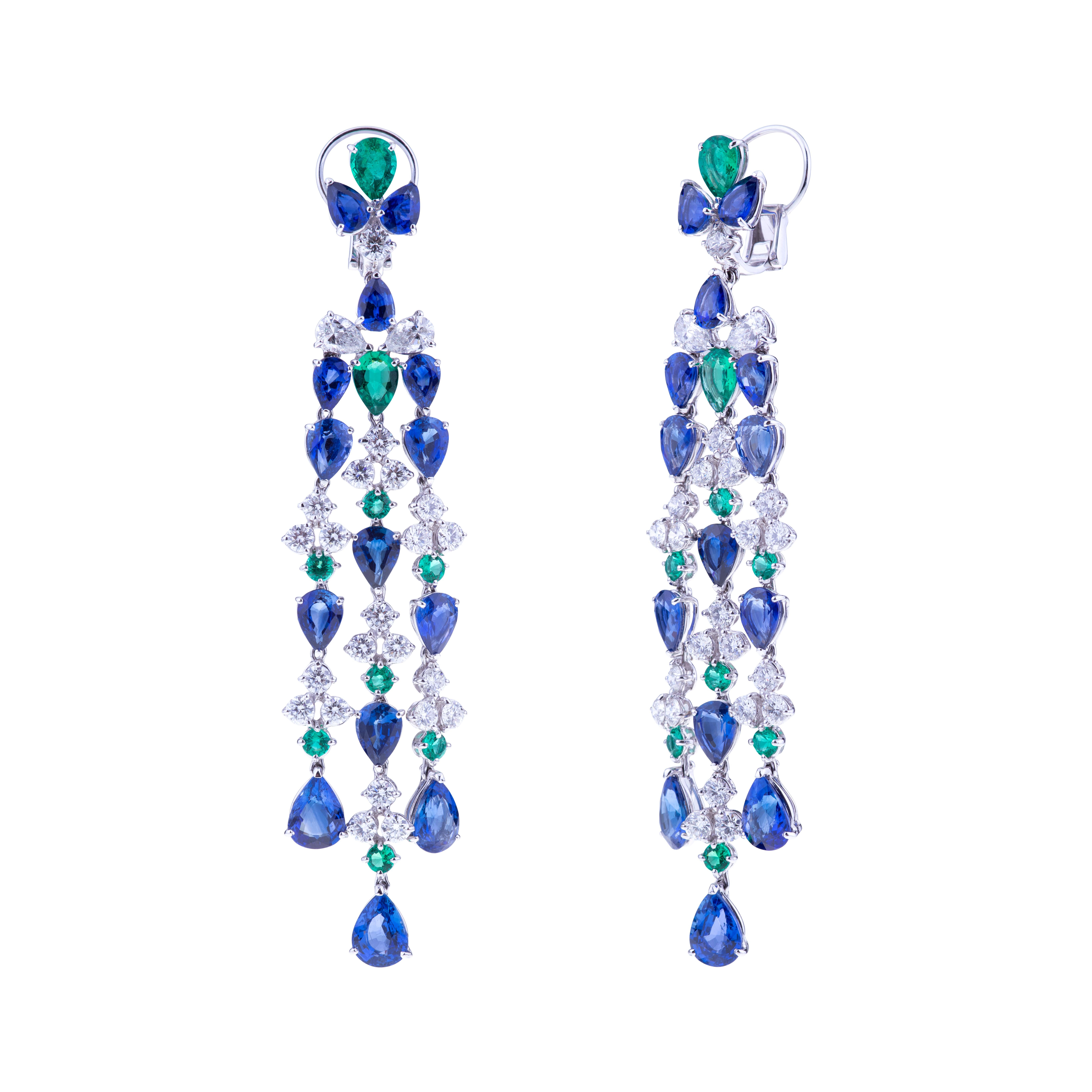 Chandelier-Ohrringe mit blauen Saphiren, Smaragden und Diamanten mit Weißgold (Belle Époque) im Angebot