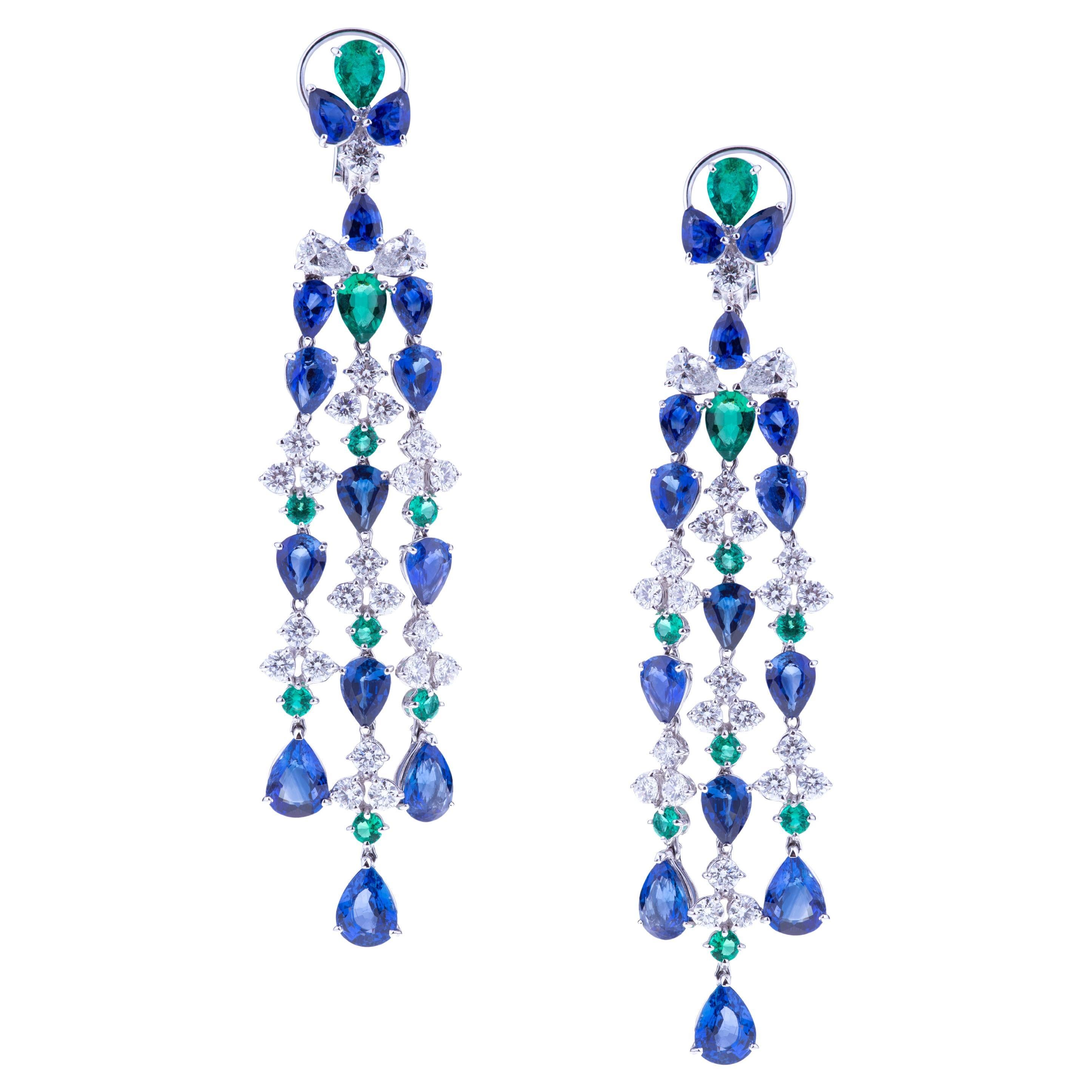 Boucles d'oreilles lustre avec saphirs bleus, émeraudes et diamants en or blanc