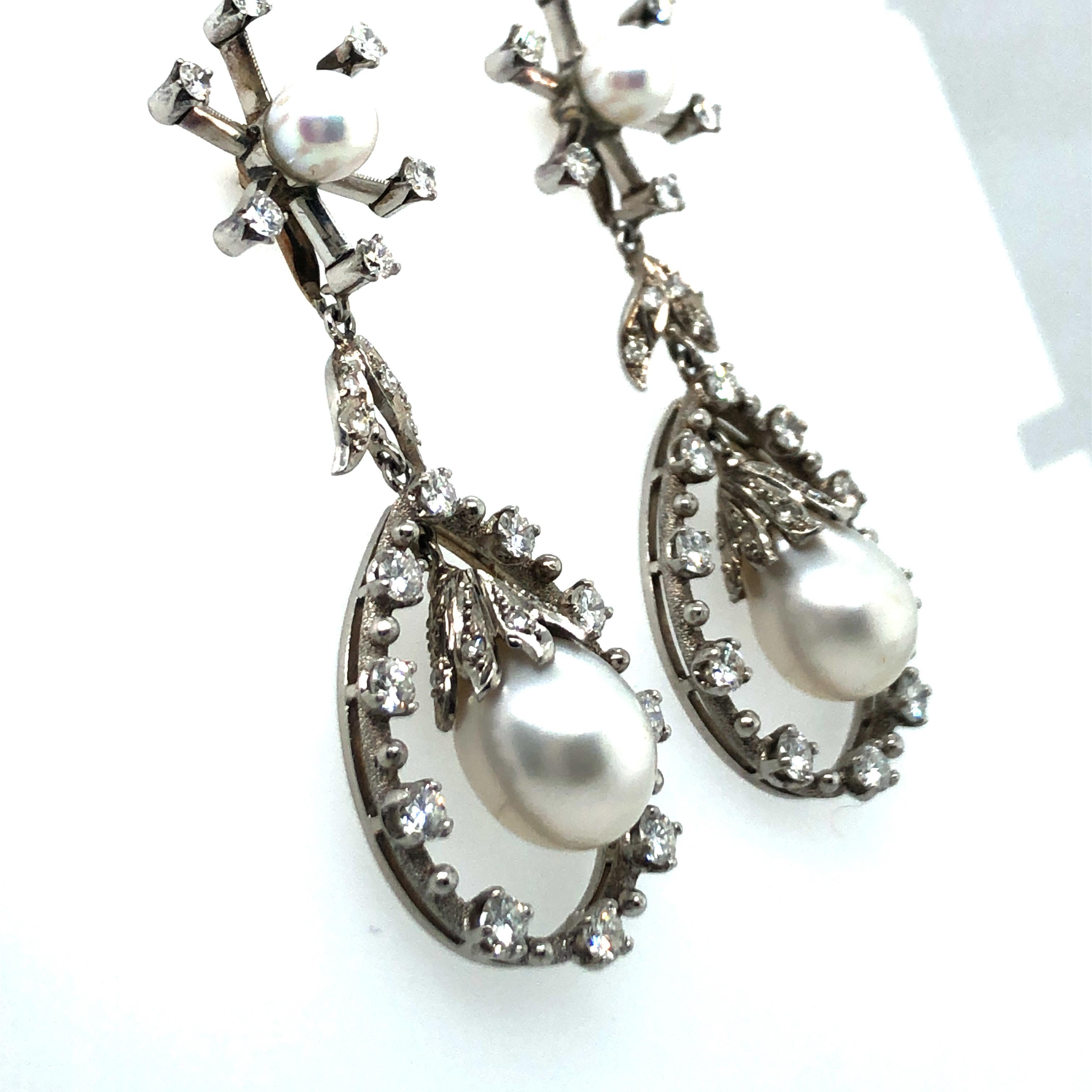 Chandelier Earrings with Diamonds and Akoya Pearls in 18k White Gold In Good Condition In Lucerne, CH