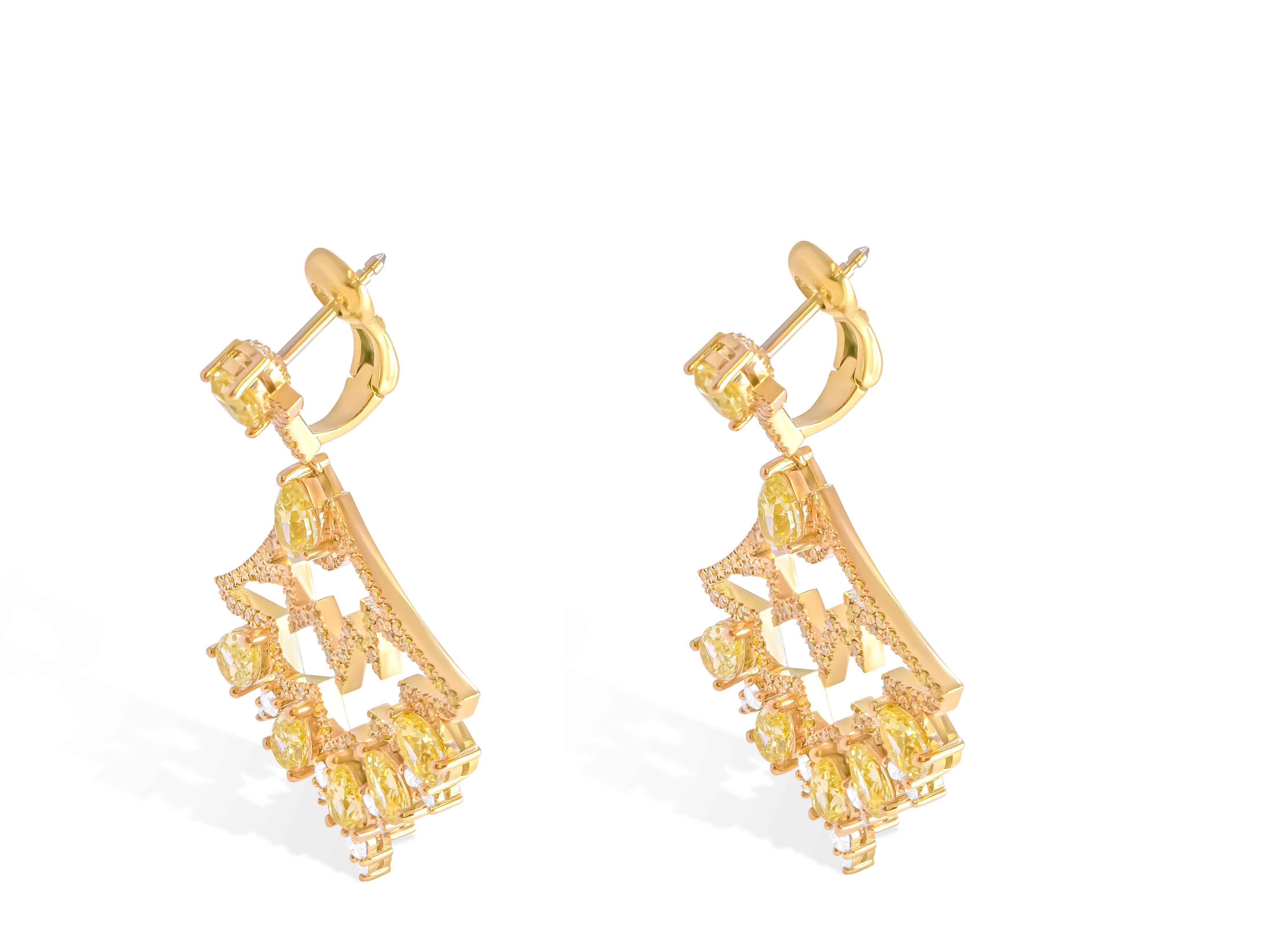Chandelier Earrings with Fancy Yellow Diamonds In New Condition For Sale In New York, NY