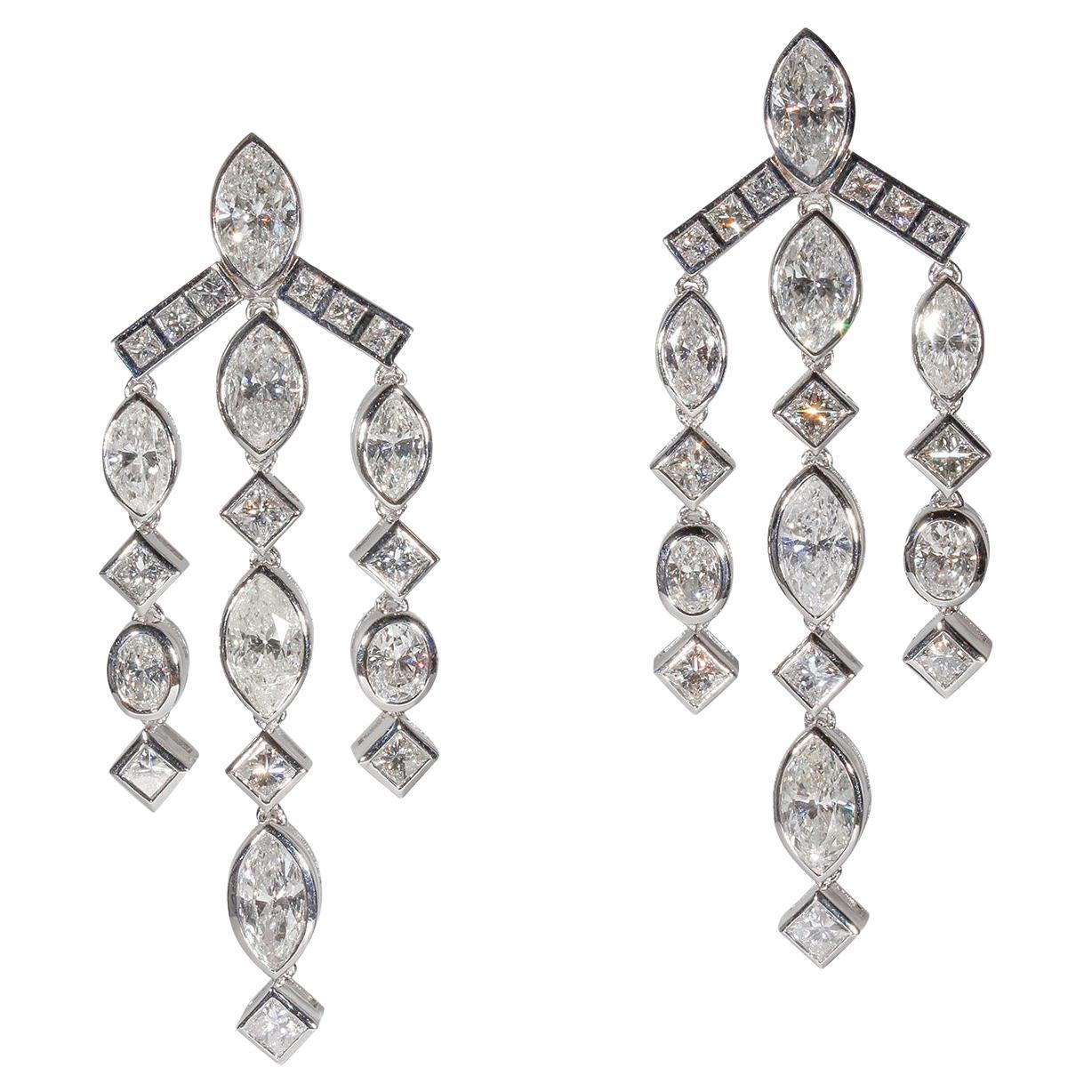 Boucles d'oreilles lustre avec diamants de formes mélangées. D7.88ct.t.w. en vente