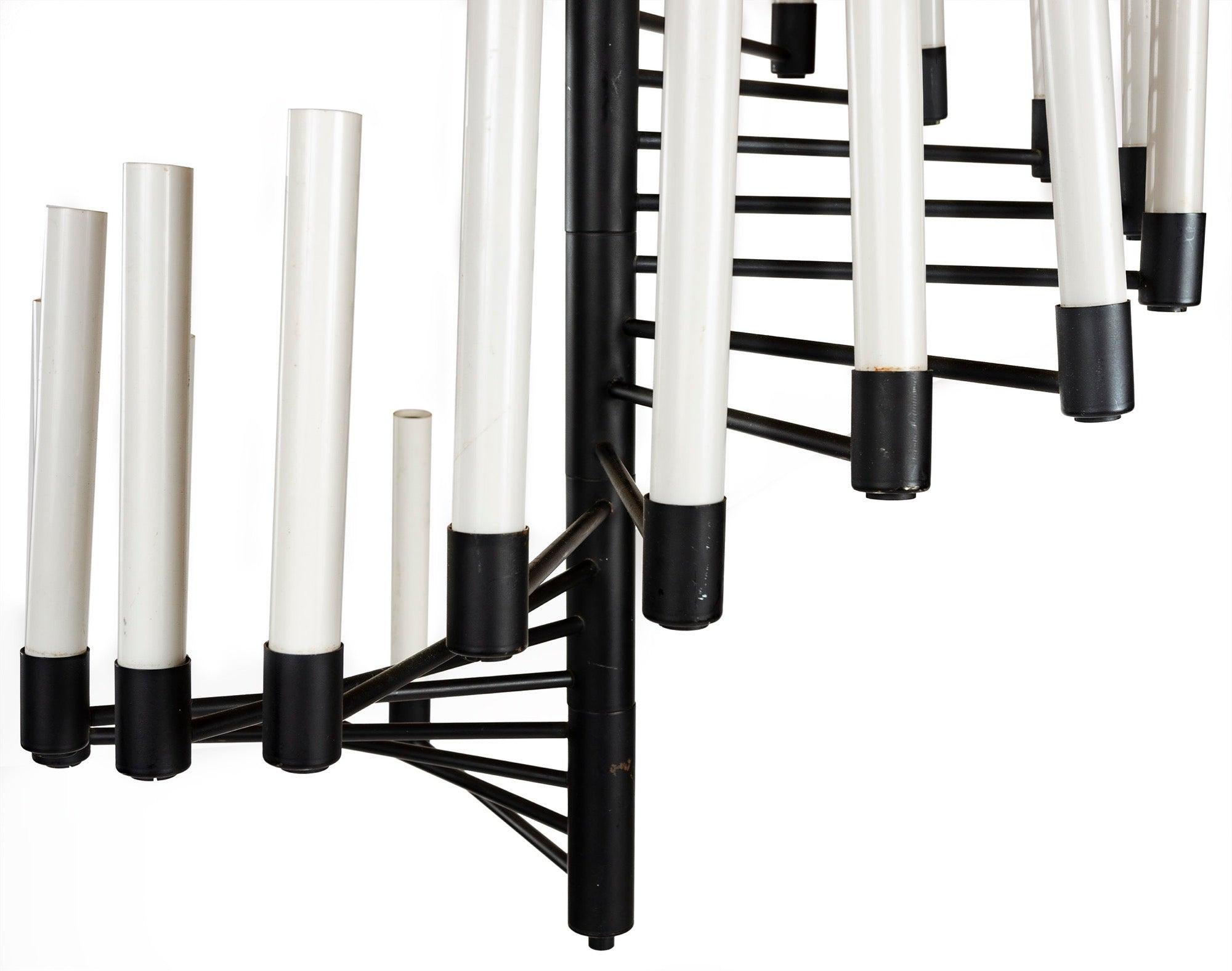 Plafoniera in metallo nero opaco con bracci dritti e sottili che si estendono dal palo verticale in un effetto a spirale ispirato a Poul Kjaerholm c.1960.