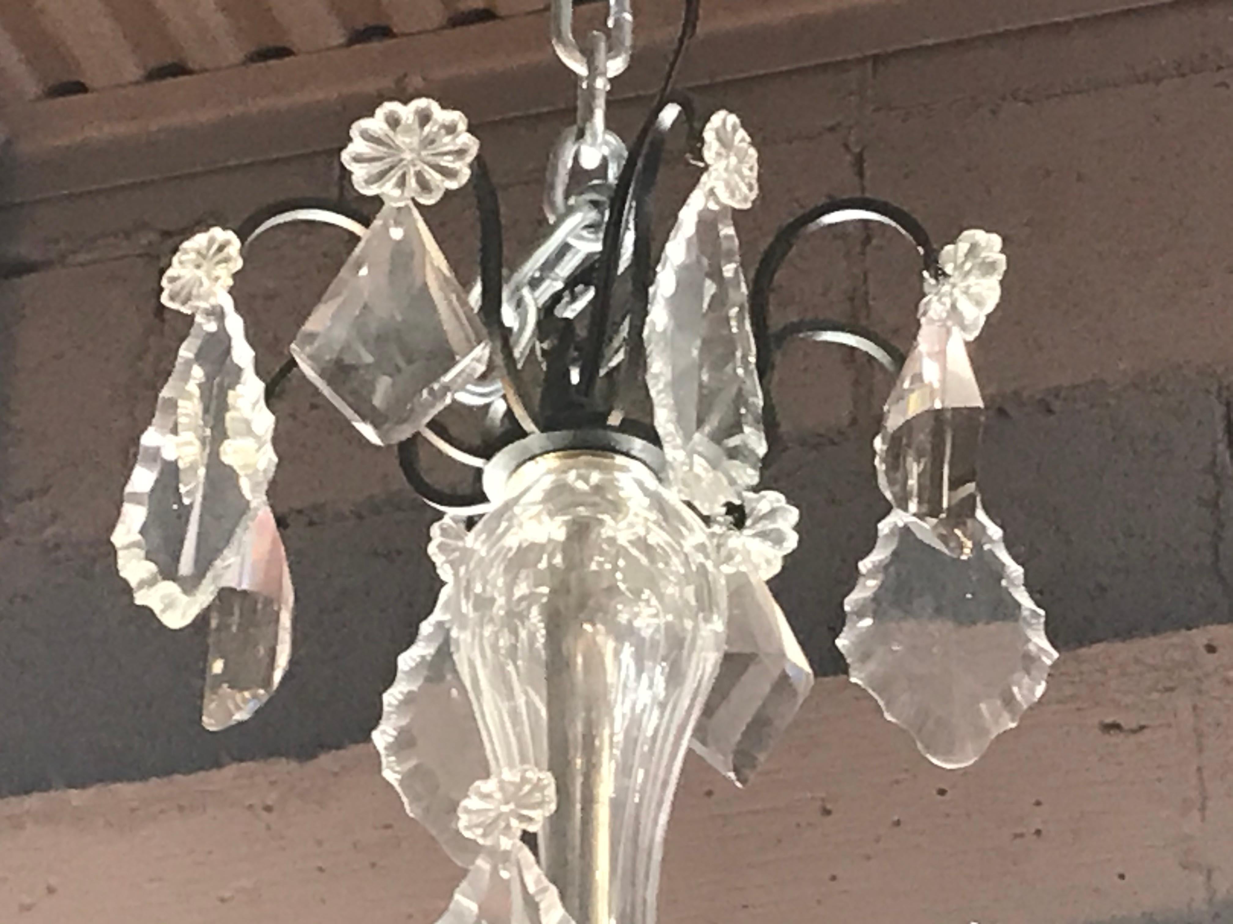 Metà XX secolo Un raffinato lampadario in bronzo e cristallo in stile Luigi XV 