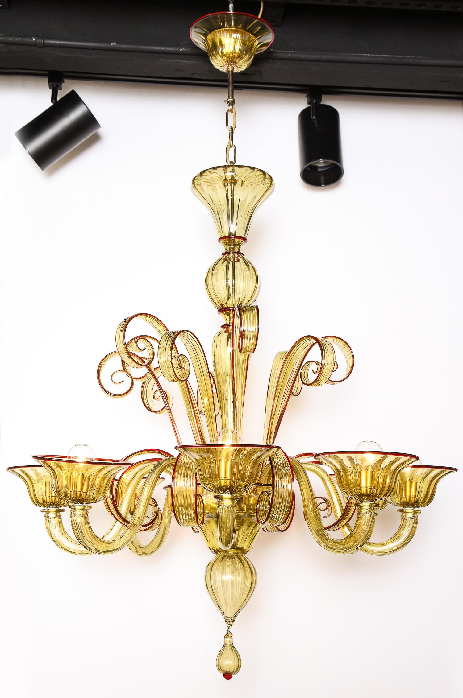 Dekorativer Glaslüster, venezianischer Stil, Murano, 2007, 8-armiger Kronleuchter.
Bernstein/Goldfarbe mit roten Details. Dieser Kronleuchter ist verkauft, aber wir haben einen anderen Kronleuchter gleiche Farbe, Bernstein mit roten Details Farben.