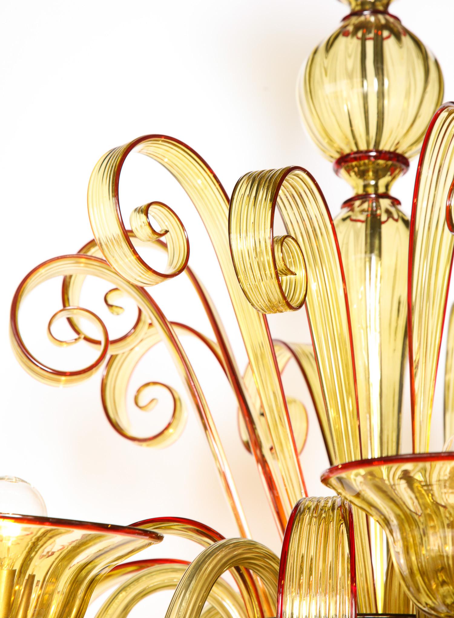 Fait main Lustre en verre vénitien, couleur ambre/rouge, contemporain, Murano, Italie, 8 branches en vente