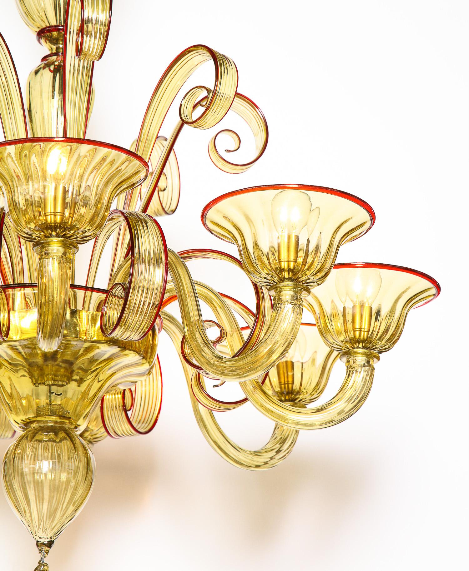 Verre d'art Lustre en verre vénitien, couleur ambre/rouge, contemporain, Murano, Italie, 8 branches en vente