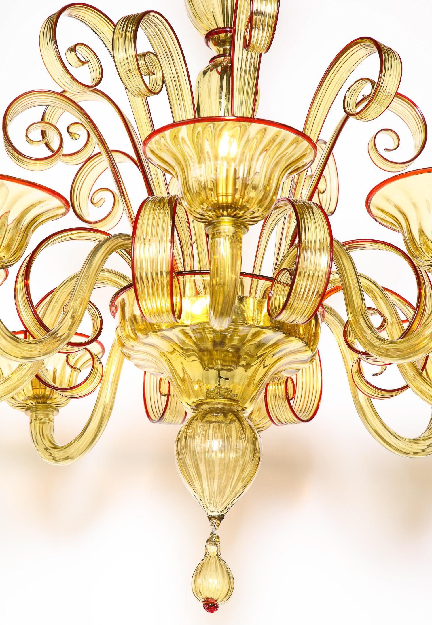 Lustre en verre vénitien, couleur ambre/rouge, contemporain, Murano, Italie, 8 branches en vente 1