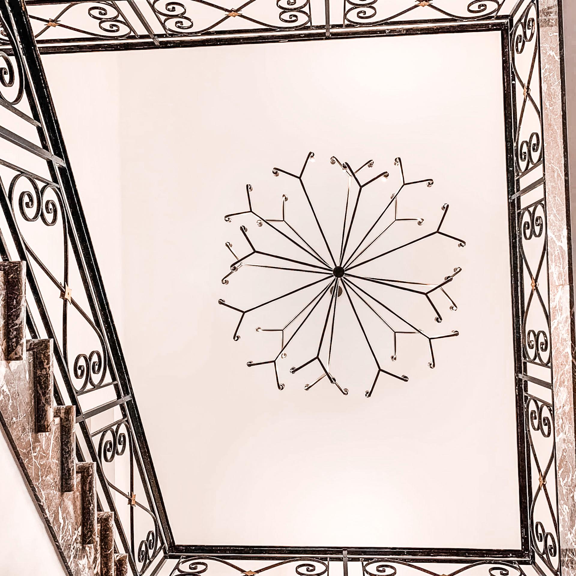 La araña Grand Siècle, diseñada por el italiano Alberto Nason (hijo de Carlo Nason), es una asombrosa mezcla de elegancia clásica y artesanía moderna. Inspirada en la opulencia de la época del Grand Siècle, esta lámpara de araña presenta intrincados
