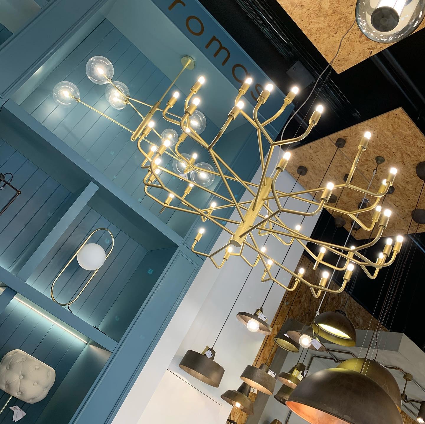 Il lampadario Grand Siècle, progettato dal designer italiano Alberto Nason (figlio di Carlo Nason), è uno straordinario mix di eleganza classica e artigianato moderno. Ispirato all'opulenza dell'epoca Grand Siècle, questo lampadario presenta
