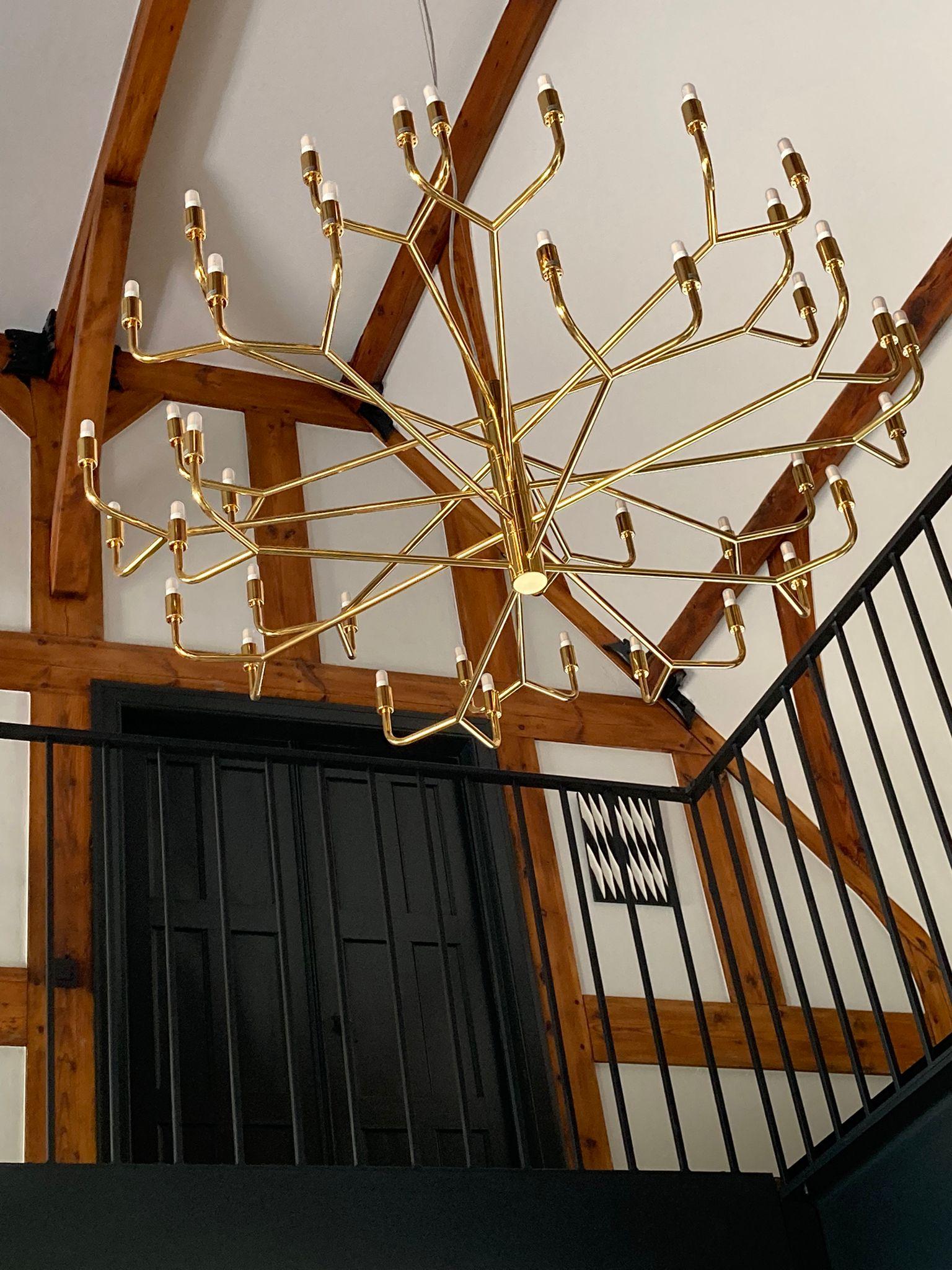 Il lampadario Grand Siècle, progettato dal designer italiano Alberto Nason (figlio di Carlo Nason), è uno straordinario mix di eleganza classica e artigianato moderno. Ispirato all'opulenza dell'epoca Grand Siècle, questo lampadario presenta