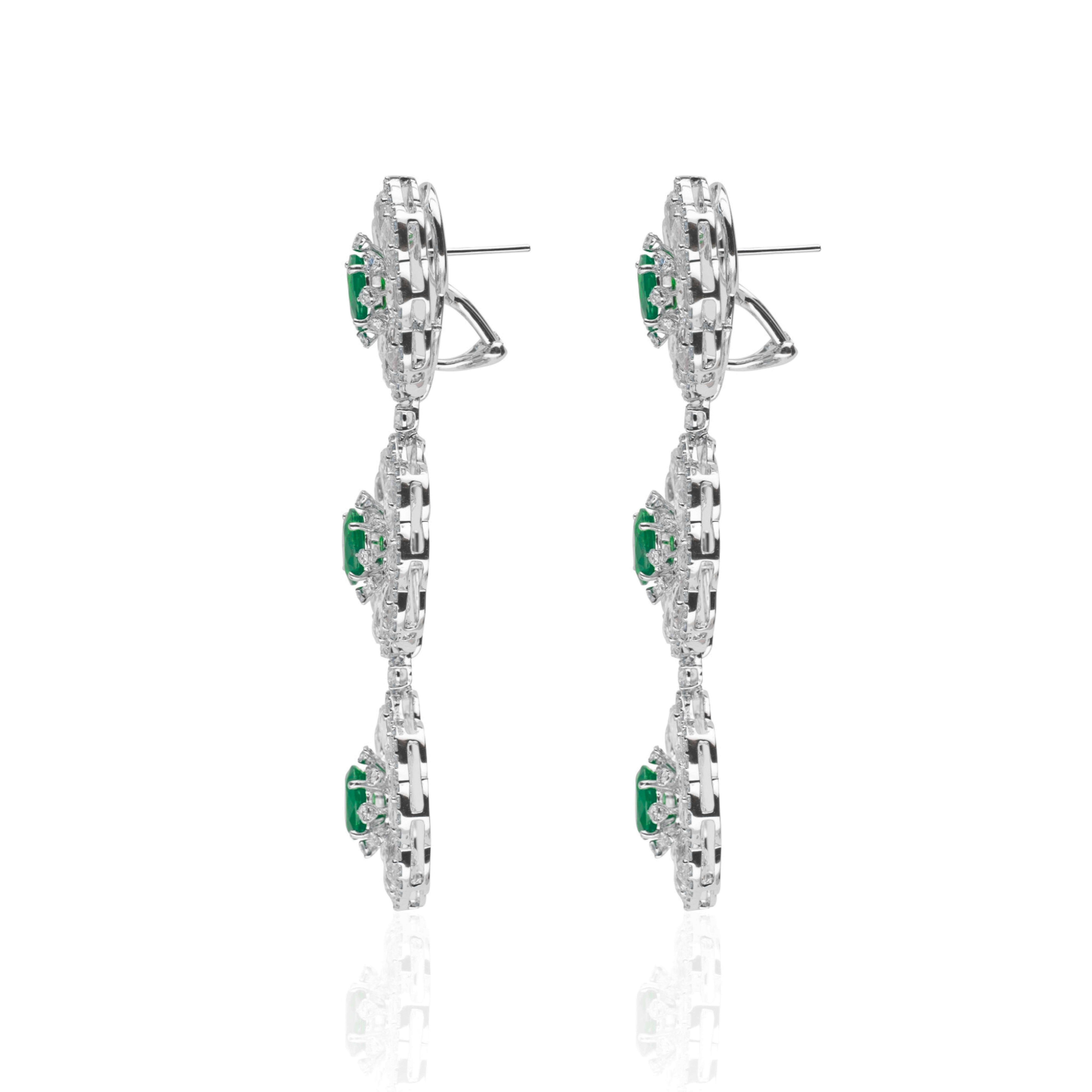 Exquisite Kronleuchter-Ohrringe mit leuchtend grünen Smaragden, die elegant in ein atemberaubendes Design gefasst sind. Die Ohrringe zeigen sechs sorgfältig ausgewählte Smaragde, die jeweils im faszinierenden Rosenschliff geschliffen sind, was ihre
