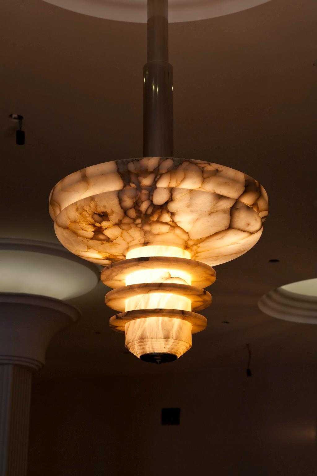 Amazing chandelier Art Deco  (alabaster light)

If you have problems to the hight, We can cut the barral, at the indicated height (free of charge)
Style: Art Deco
Year: 1935
Material: alabaster and chrome
To take care of your property and the lives
