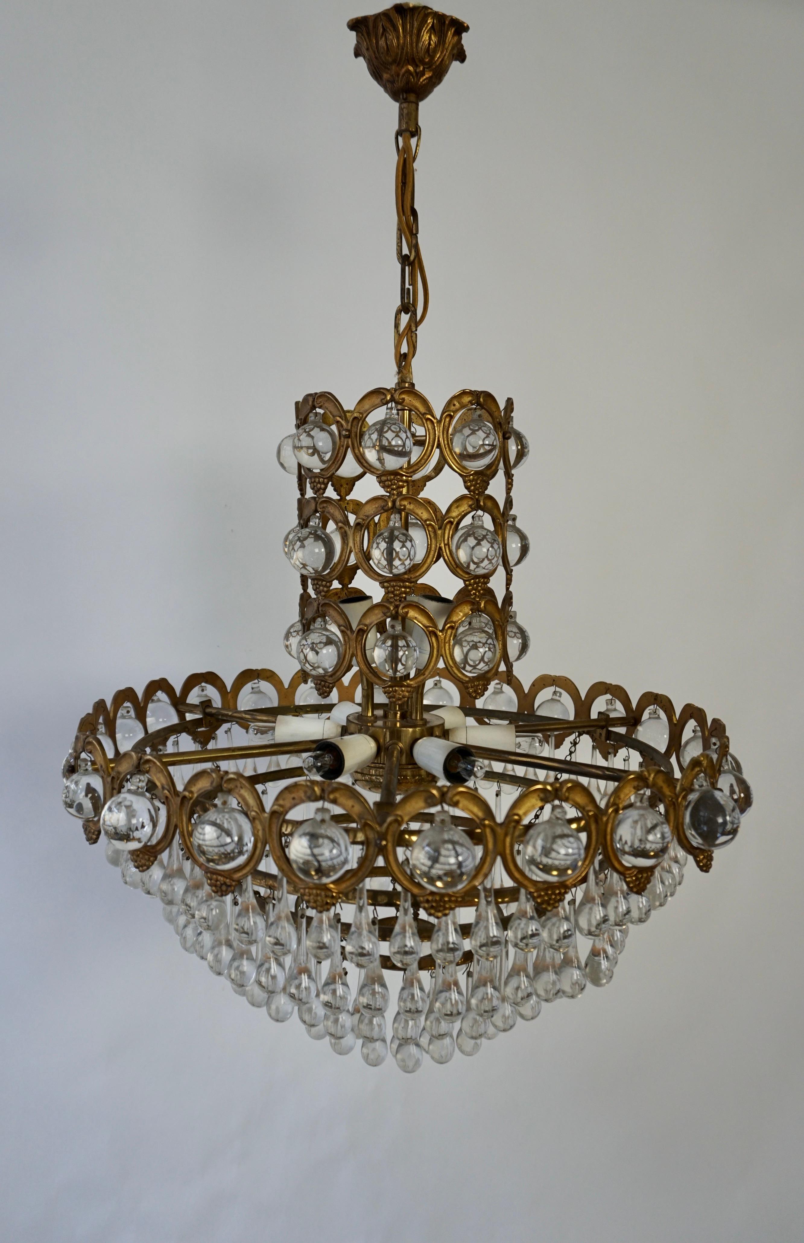 Hollywood Regency Lampadario in ottone e cristallo in vendita