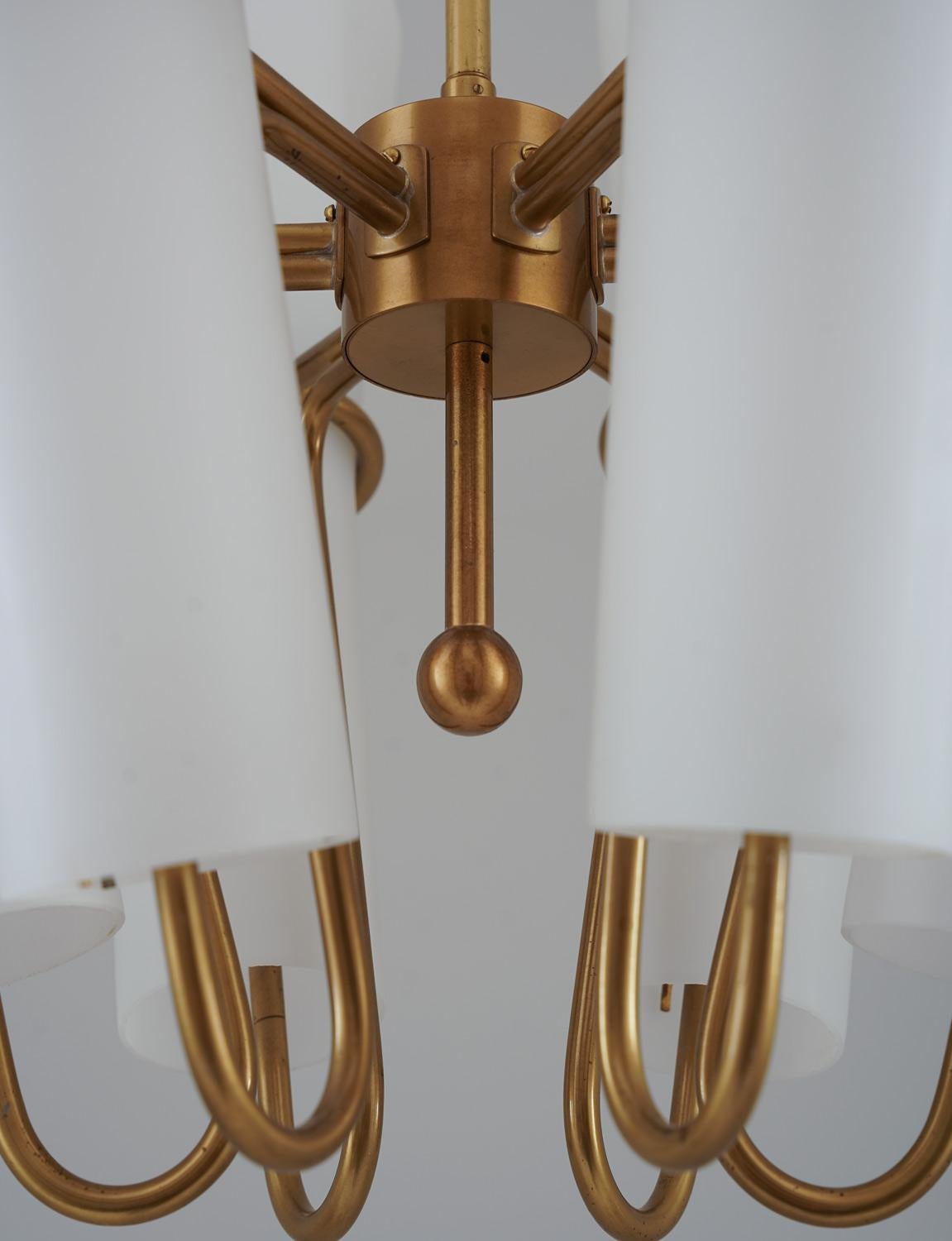Lampadario in ottone e vetro opalino di Hans-Agne Jakobsson in vendita 4