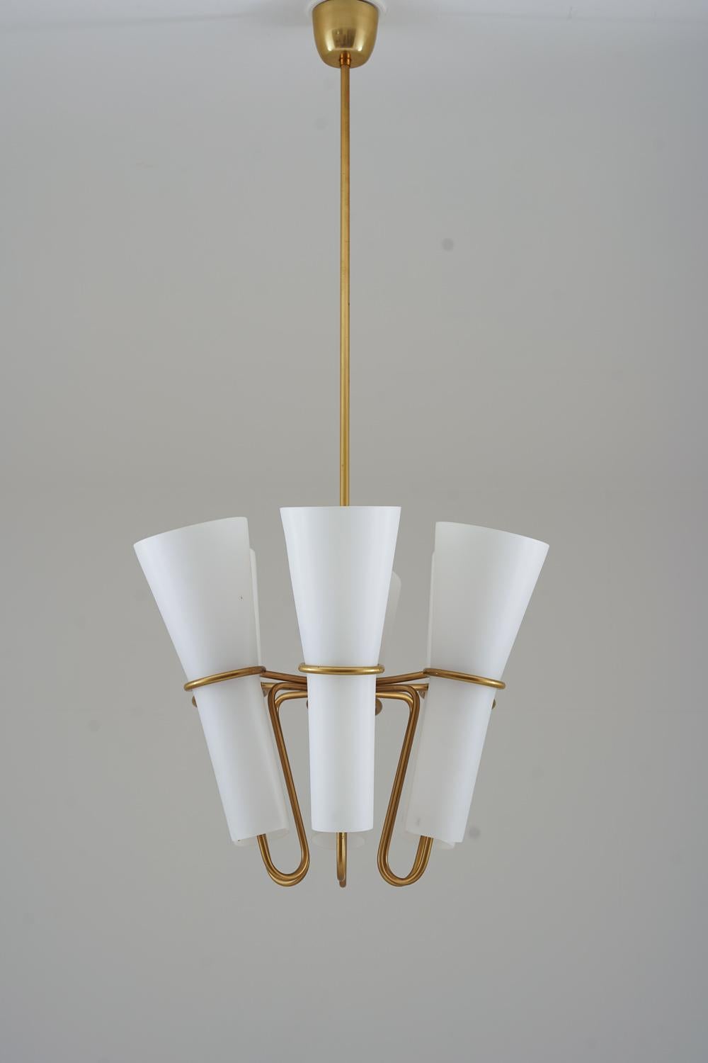 Svedese Lampadario in ottone e vetro opalino di Hans-Agne Jakobsson in vendita