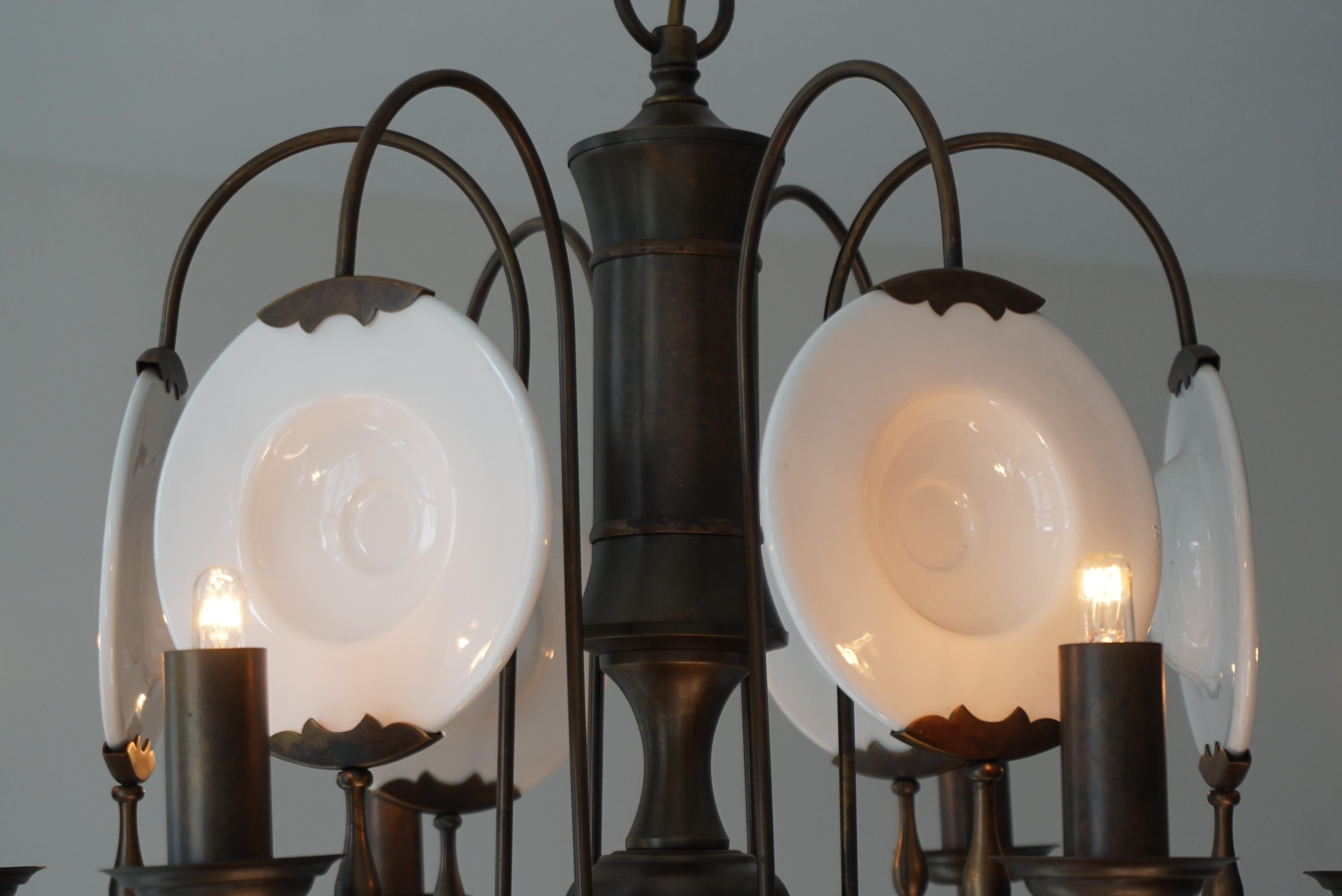 Lustre en laiton et porcelaine blanche en vente 2