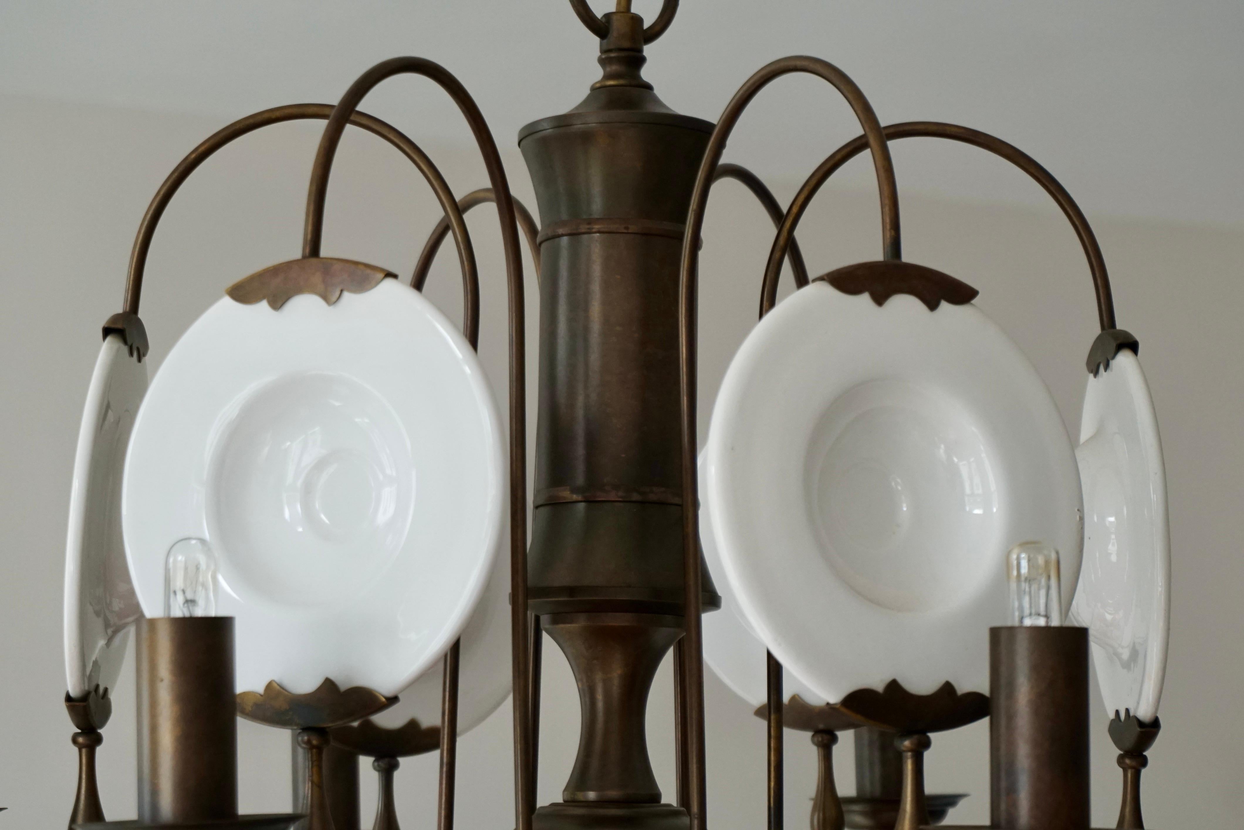 Lustre en laiton et porcelaine blanche en vente 3