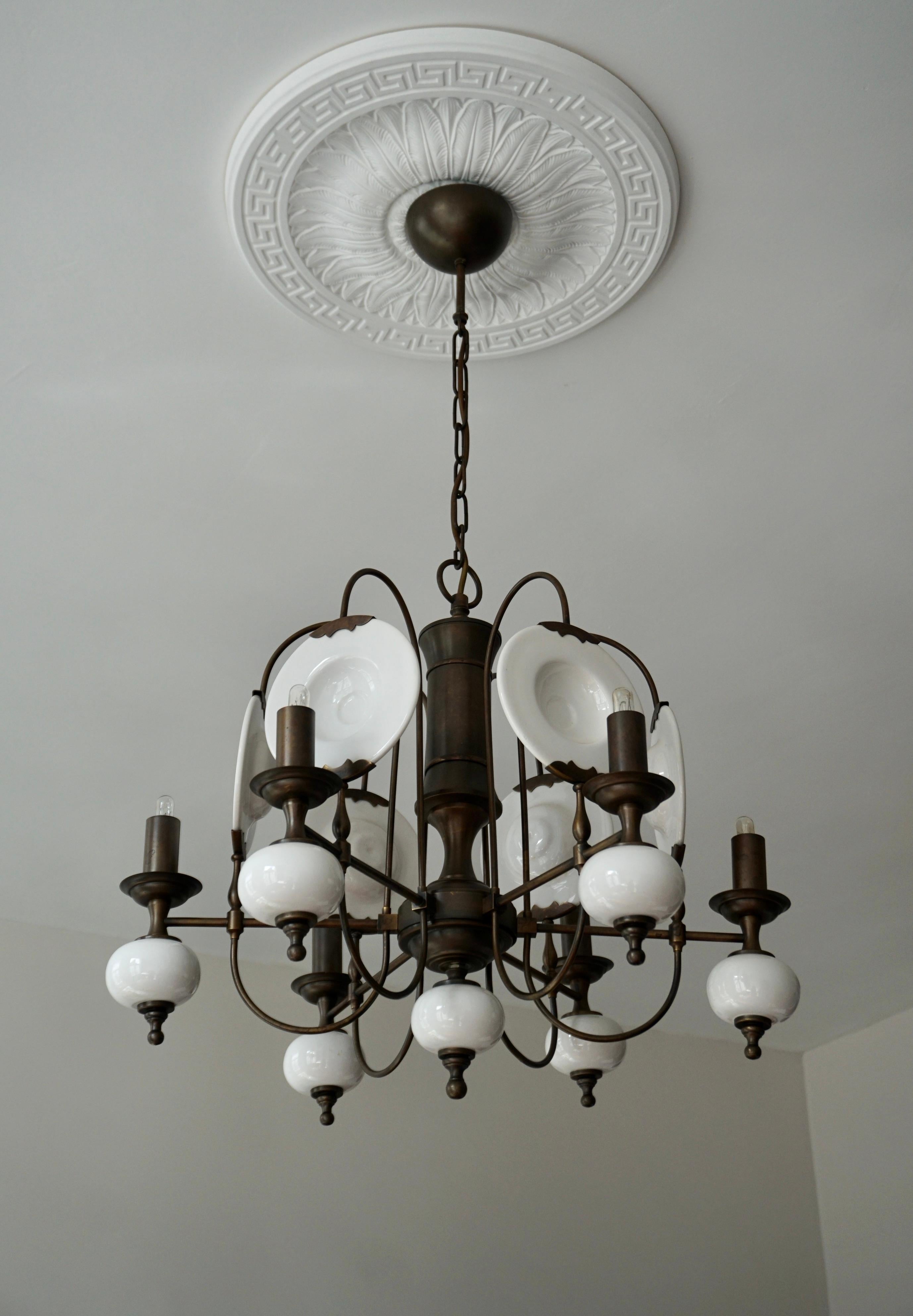 Italian chandelier in brass and white porcelain.
The light requires six single E14 screw fit lightbulbs (60Watt max.) LED compatible.

Diameter 22.8