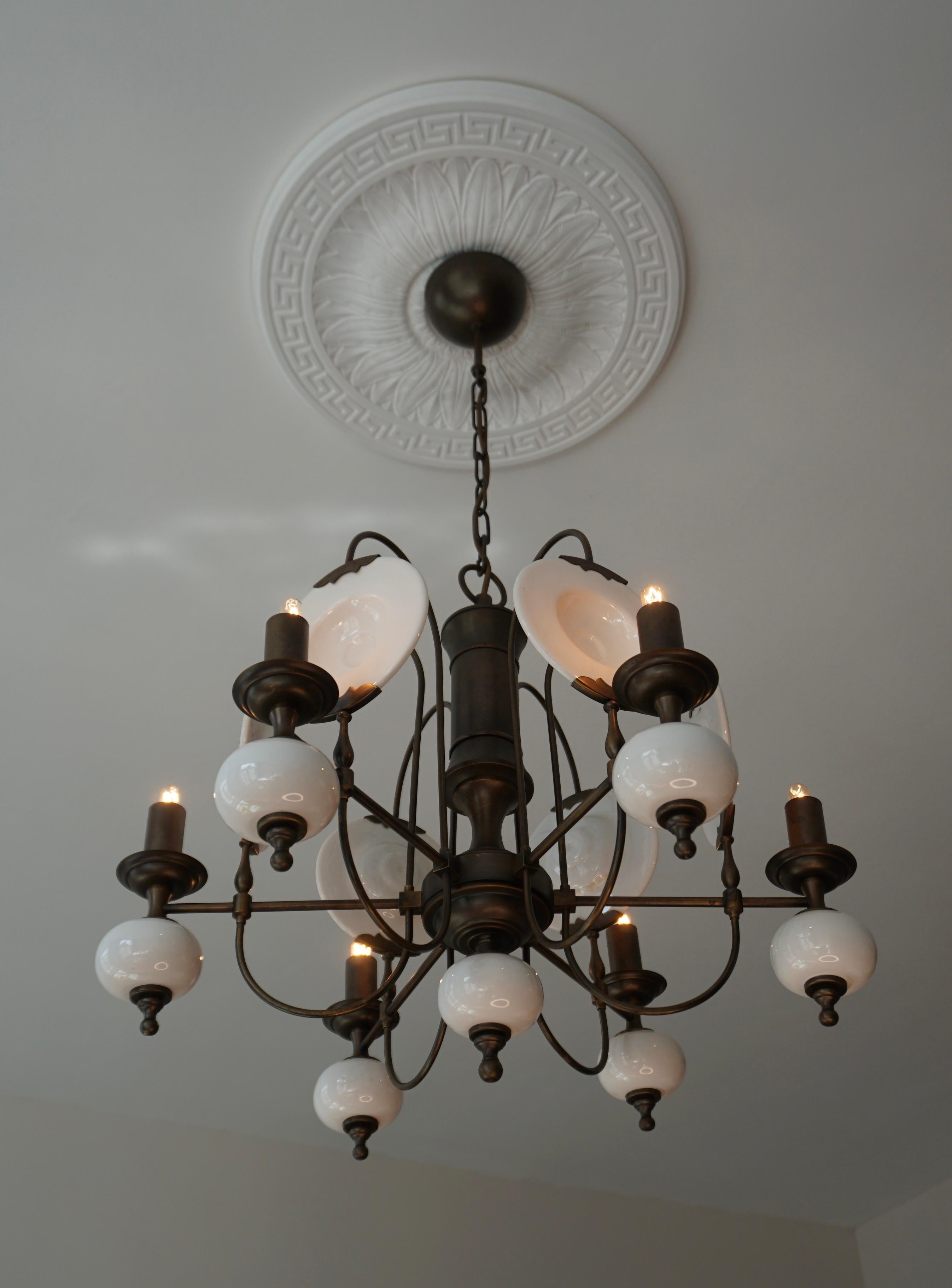Italian Chandelier in Brass and White Porcelain For Sale
