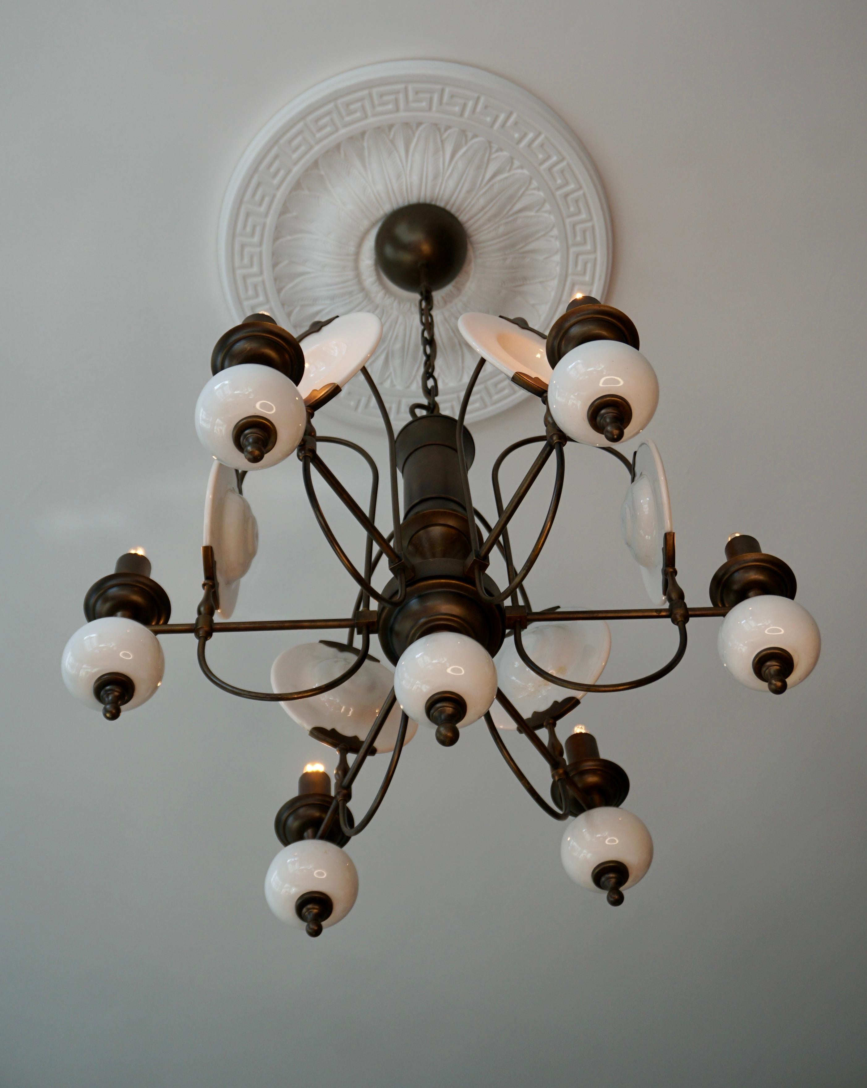 Chandelier in Brass and White Porcelain In Good Condition For Sale In Antwerp, BE