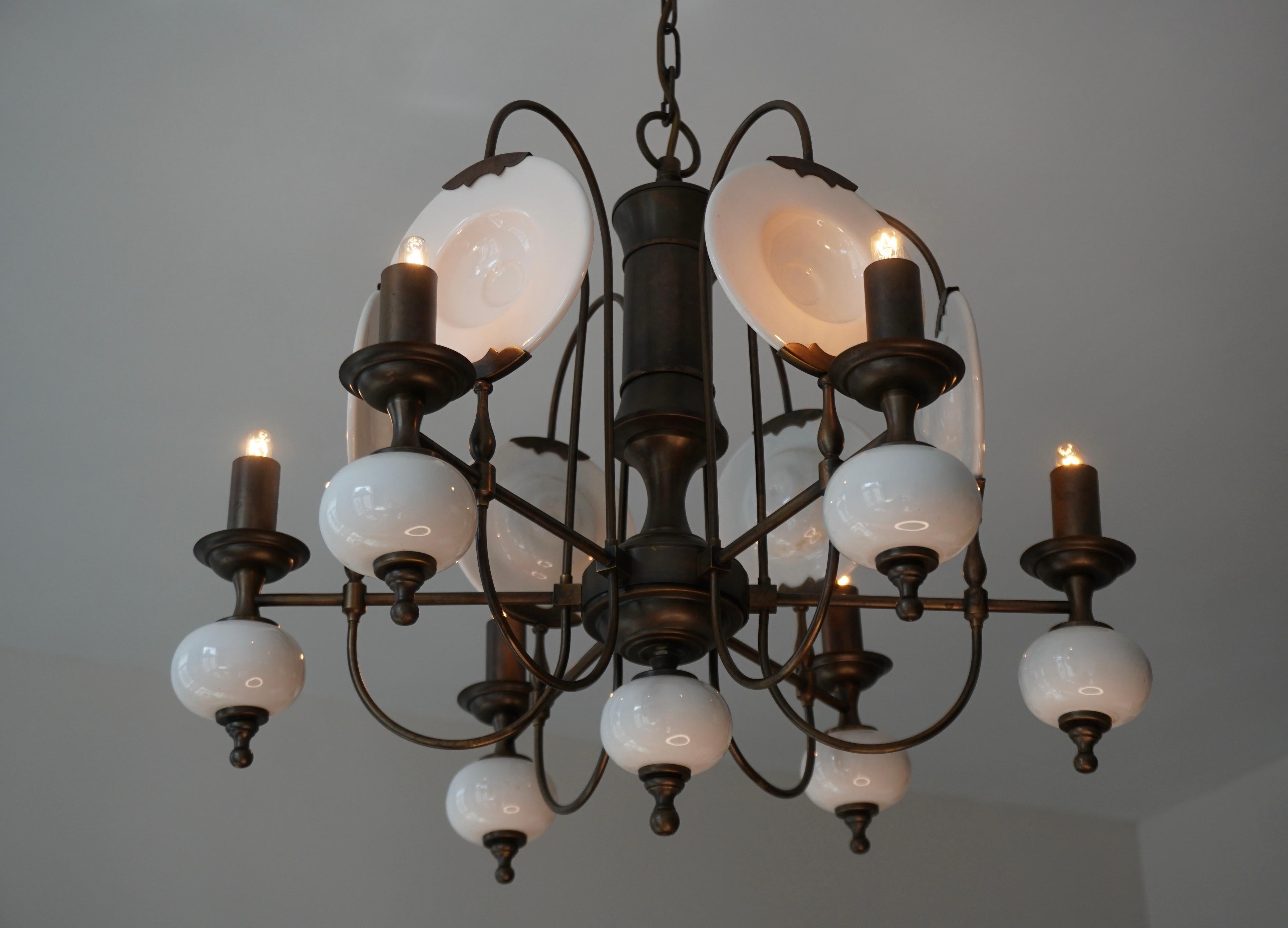 20th Century Chandelier in Brass and White Porcelain For Sale