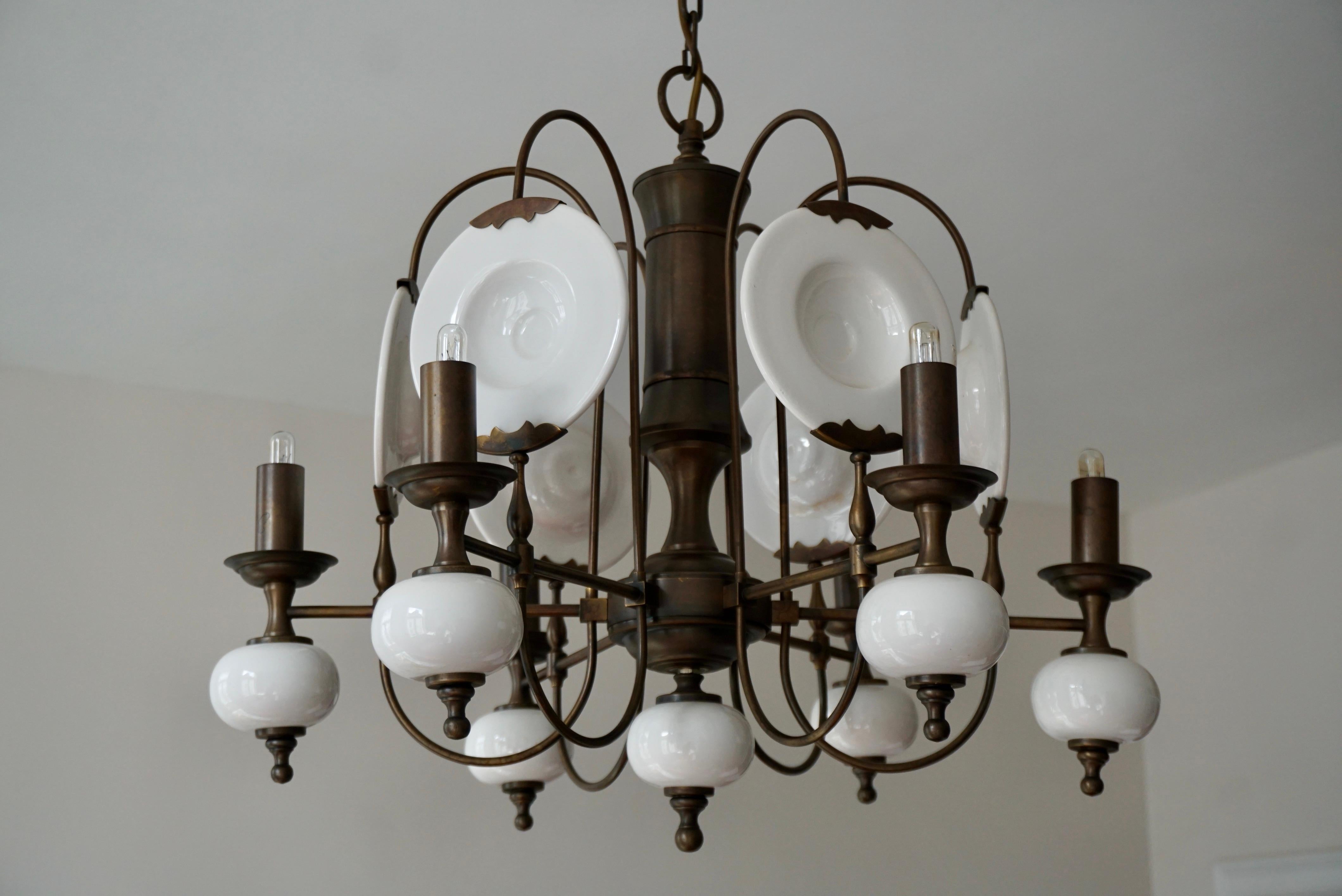 Chandelier in Brass and White Porcelain For Sale 1