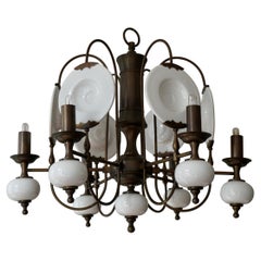 Lampadario in ottone e porcellana bianca