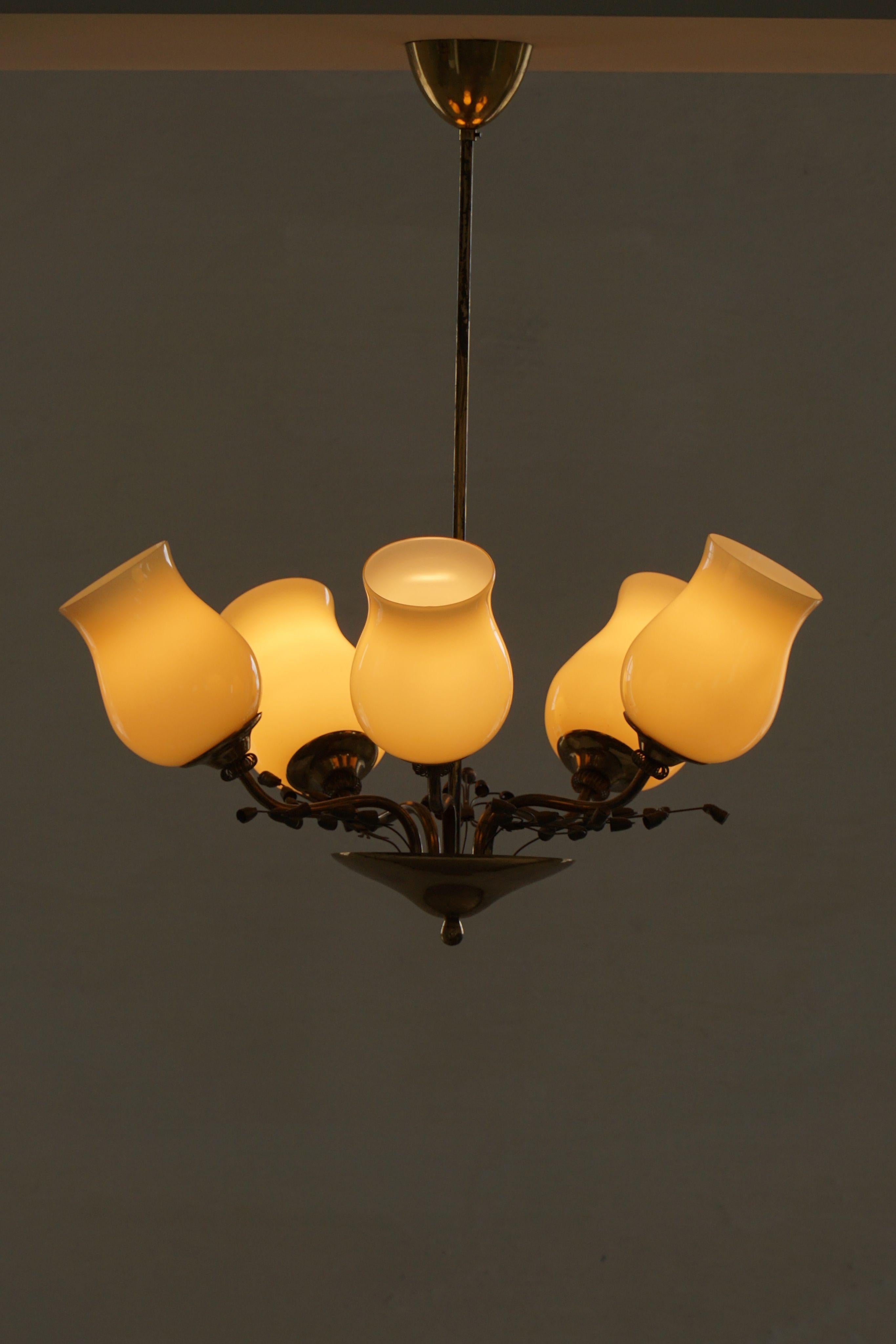 XX secolo Lampadario in ottone e vetro, Lisa Johansson-Pape per Stockmann, Finlandia, anni '40 in vendita