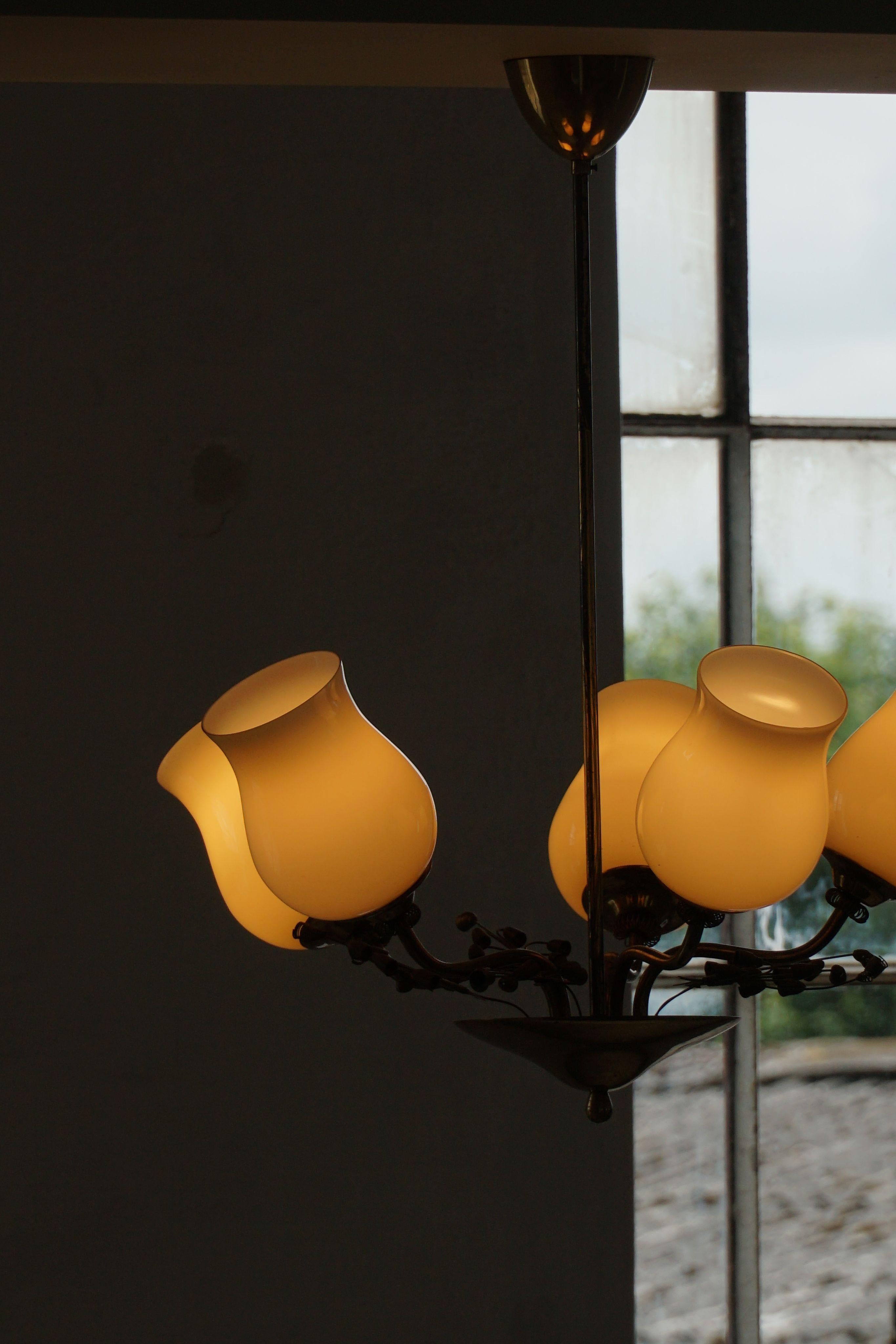 Lampadario in ottone e vetro, Lisa Johansson-Pape per Stockmann, Finlandia, anni '40 in vendita 2