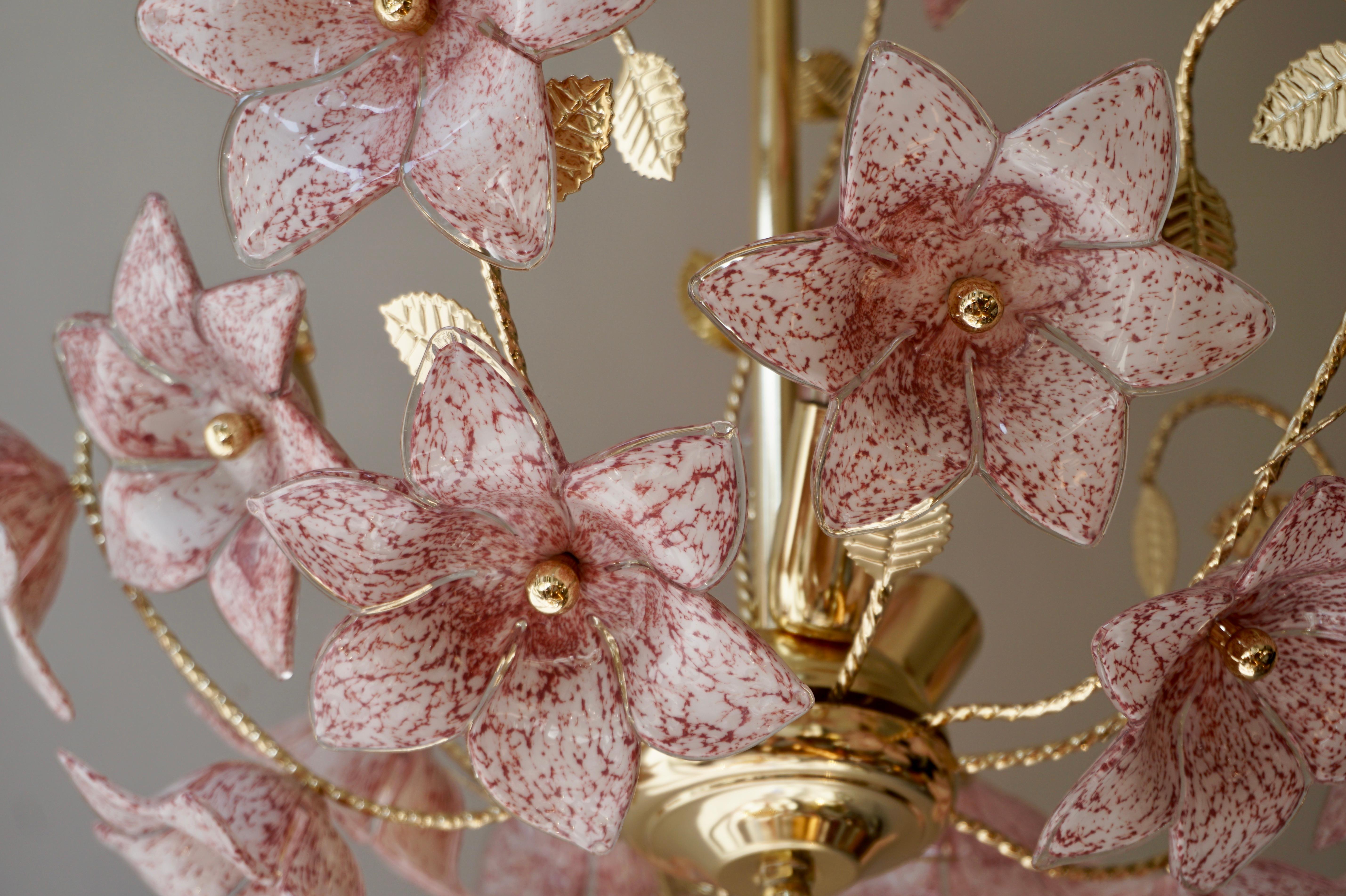 Chandelier in Brass with Pink Murano Glass Flowers In Good Condition In Antwerp, BE